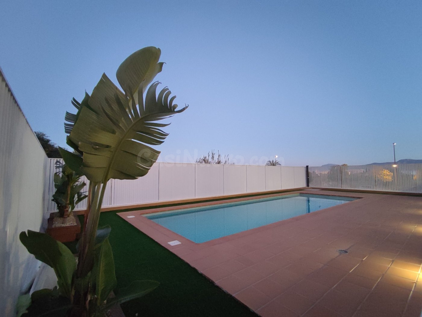 Se VENDE piso SEMI-NUEVO junto a JUAN CARLOS I, con TERRAZA, GARAJE Y PISCINA