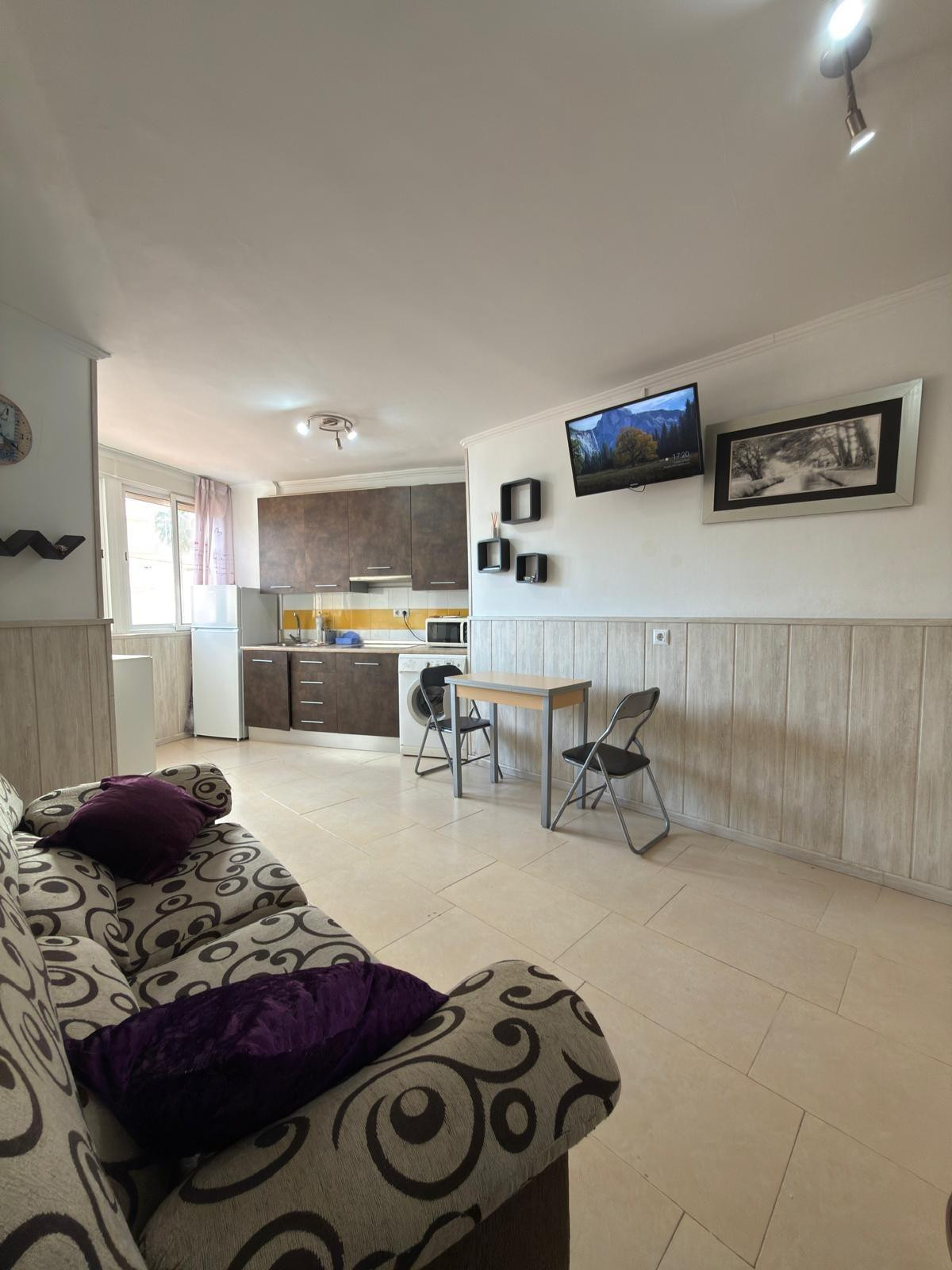 Tu refugio en la Costa del Sol: estudio con piscina en Benalmádena