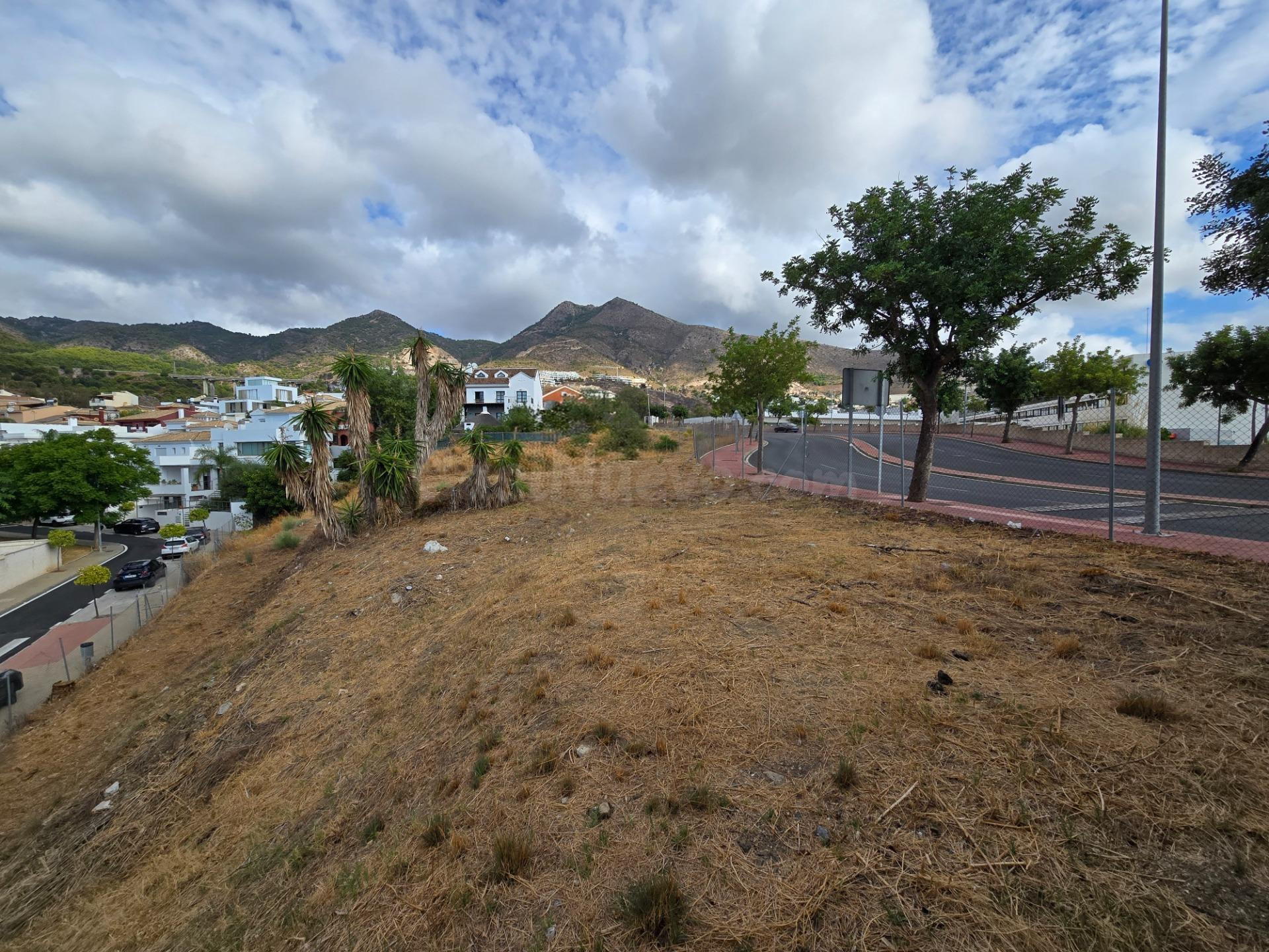 Excelente Parcela Urbana en Benalmádena - Ideal para Chalet Independiente