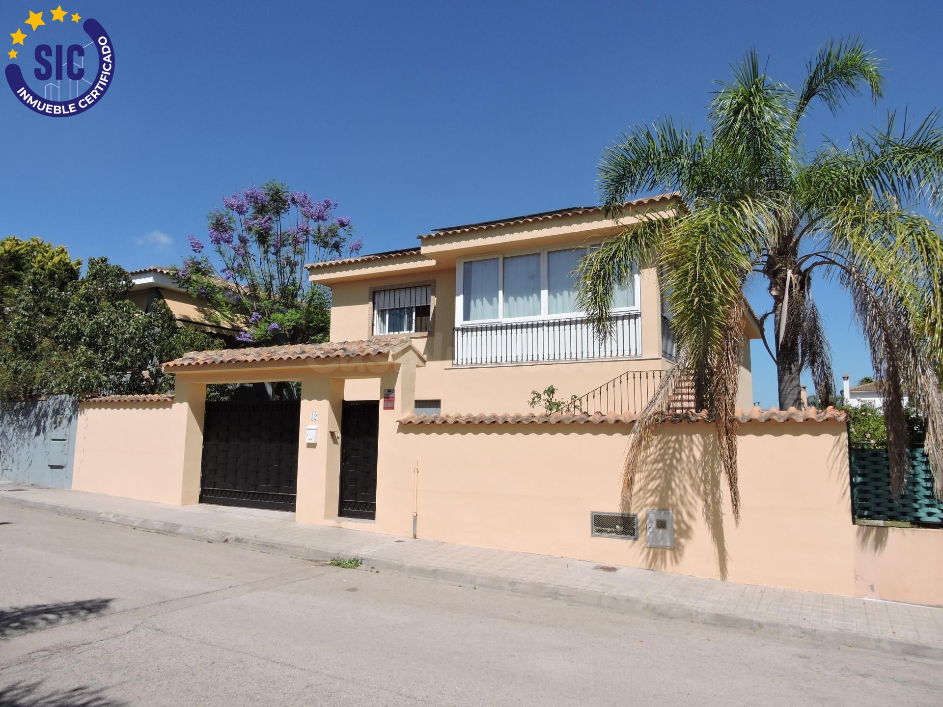 Chalet en venta en la Pobla de Vallbona de 5 habitaciones, 3 baños y piscina propia