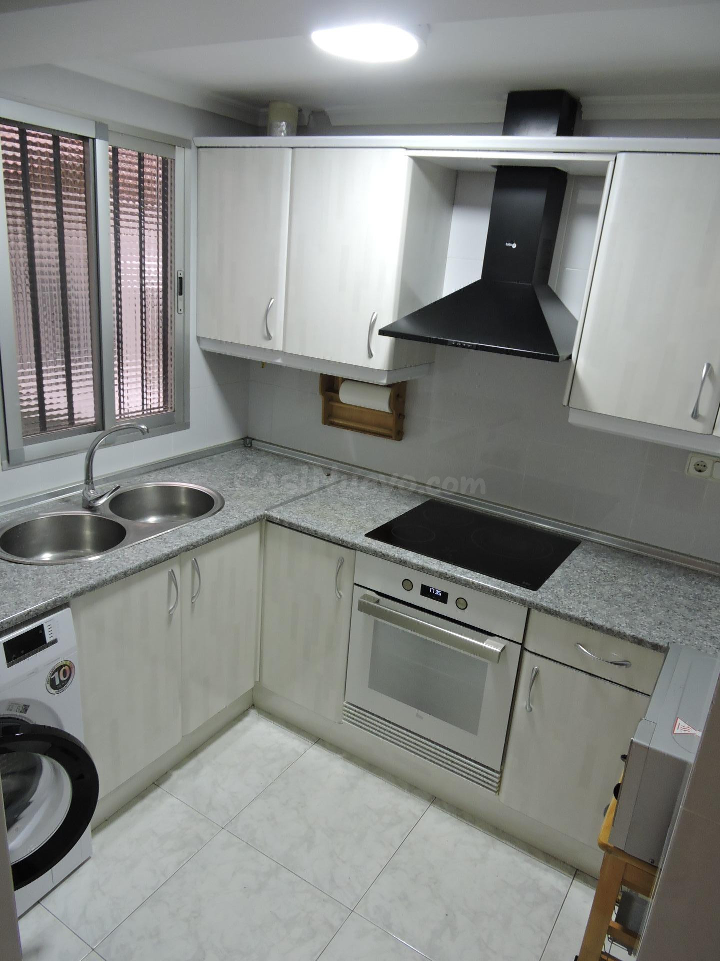 Piso de alquiler de 3 habitaciones con balcón en Ciutat Vella