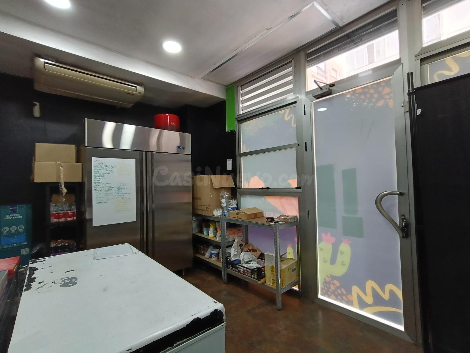Alquiler de local con cocina equipada .