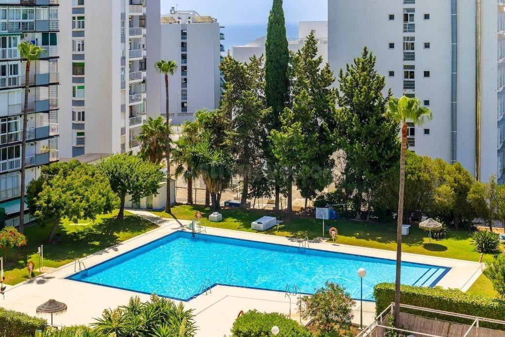 Apartamento de 2 Dormitorios en Última Planta con Vistas al Mar y a la Plaza