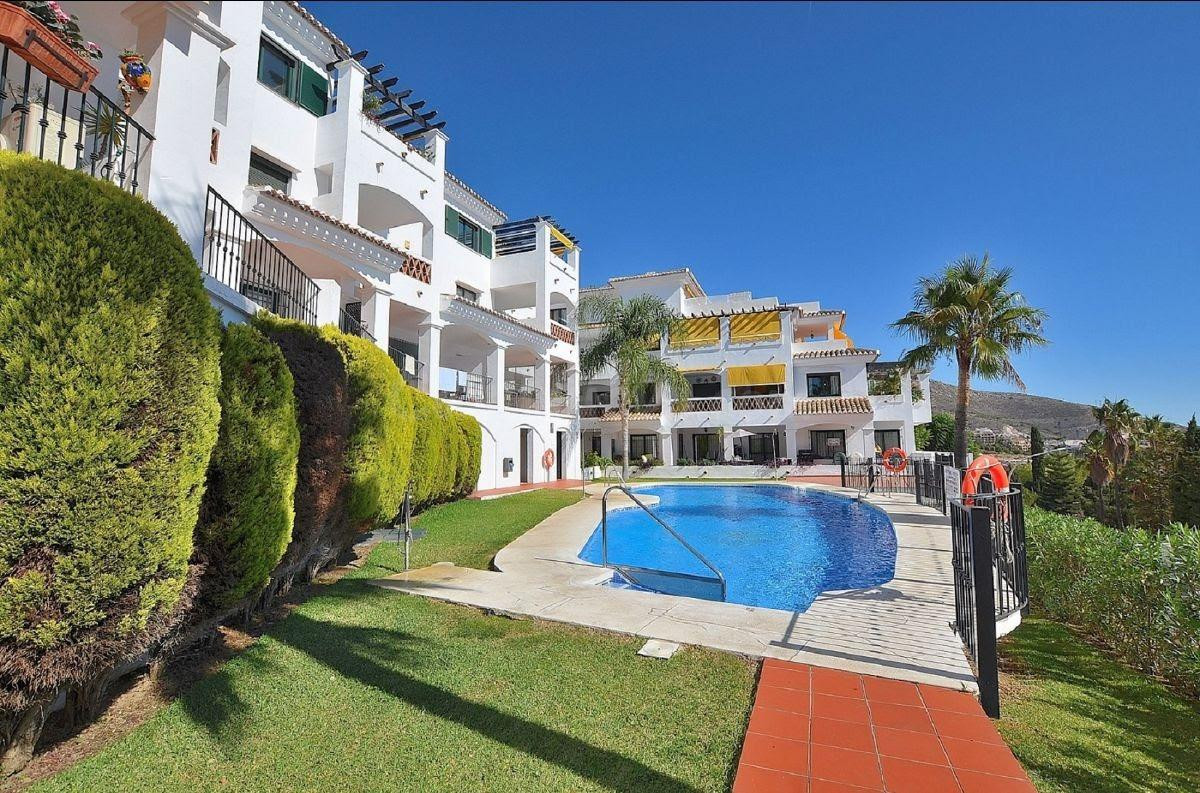 Piso de ESQUINA TOTALMENTE REFORMADO con VISTAS AL MAR en Benalmádena Pueblo