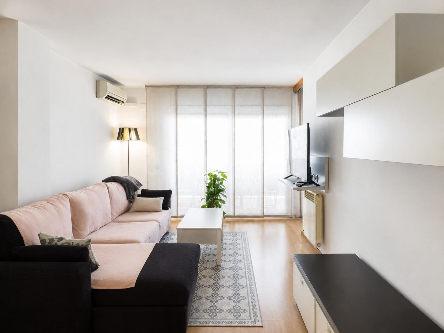 Amplia vivienda seminueva con dos terrazas, zona comunitaria y dos plazas de parking opcionales en la zona de Sagrada Família de Manresa