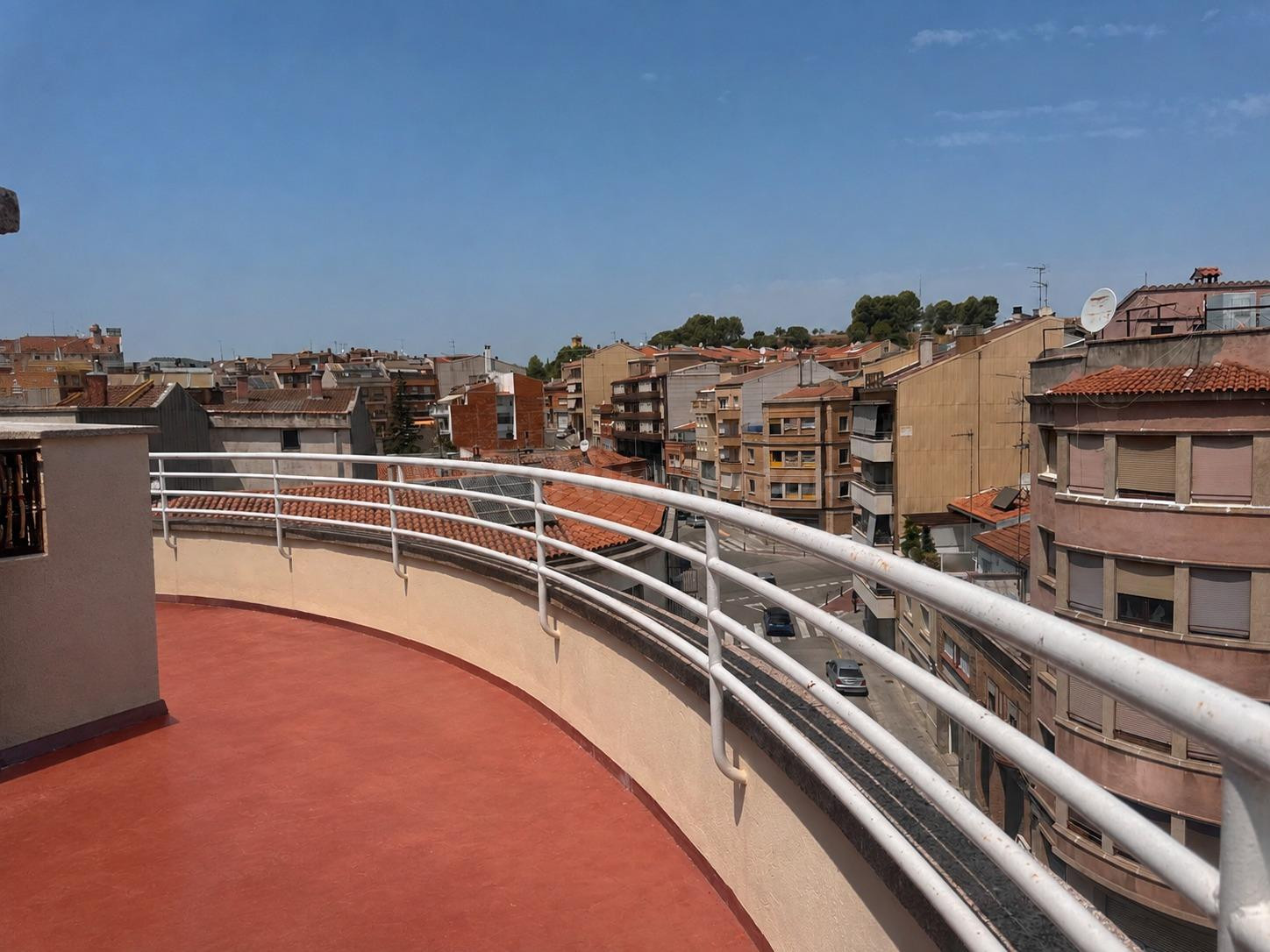 Exclusivo ático dúplex junto a las Bases de Manresa, con 191 m2 y gran terraza privada.