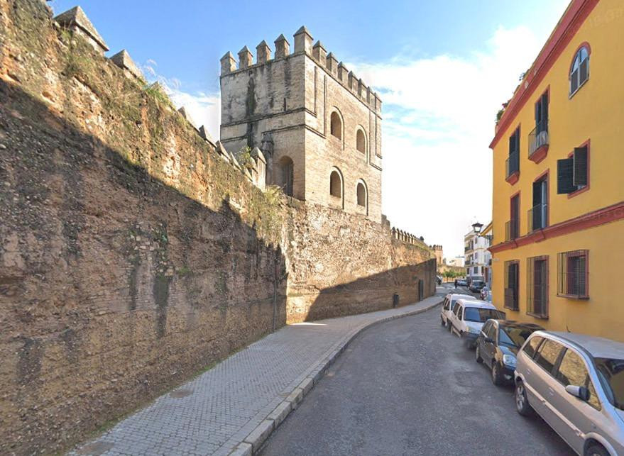GRAN PISO CON GARAJE EN RECINTO PRIVADO JUNTO A LA MURALLA DE LA MACARENA