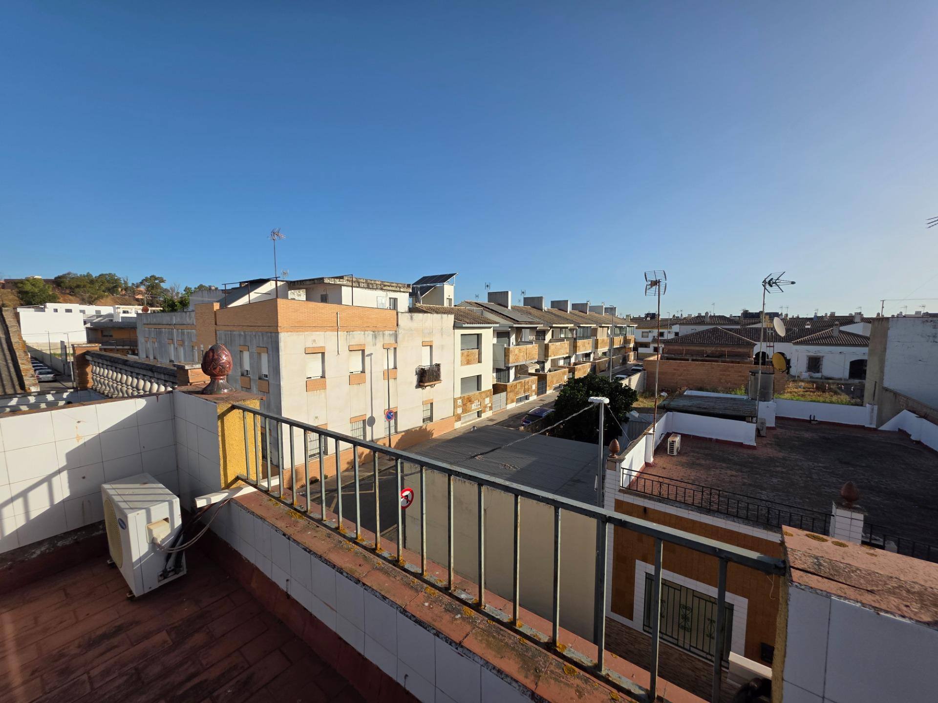 AMPLIA CASA EN VENTA EN CORIA DEL RÍO CON PATIO Y GRAN TERRAZA