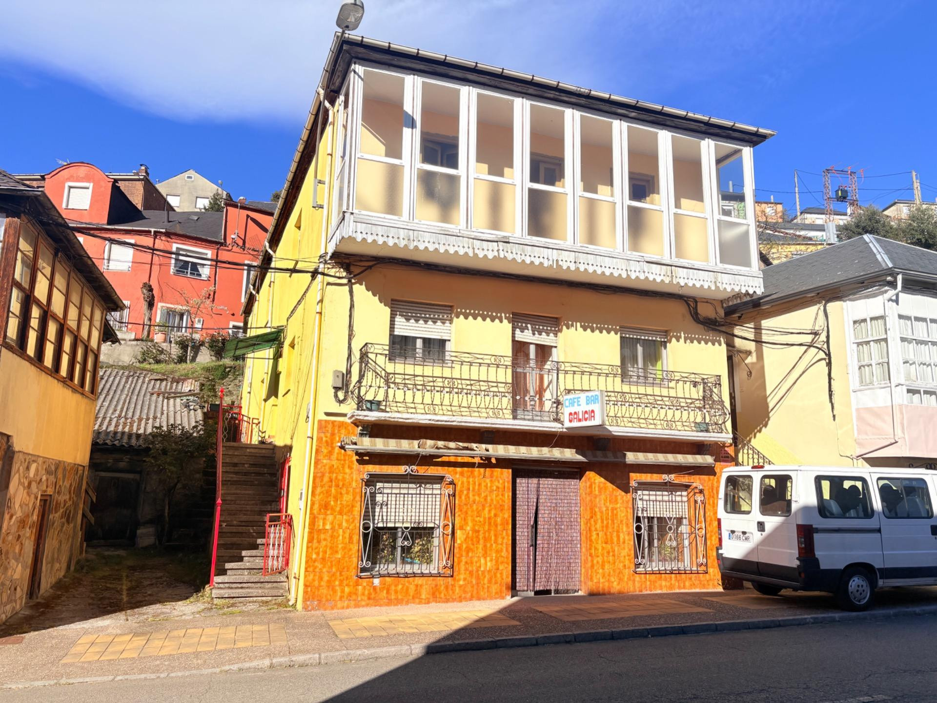 ¡Oportunidad Única en Torre del Bierzo! Edificio Semireformado por solo €59,000 ✨