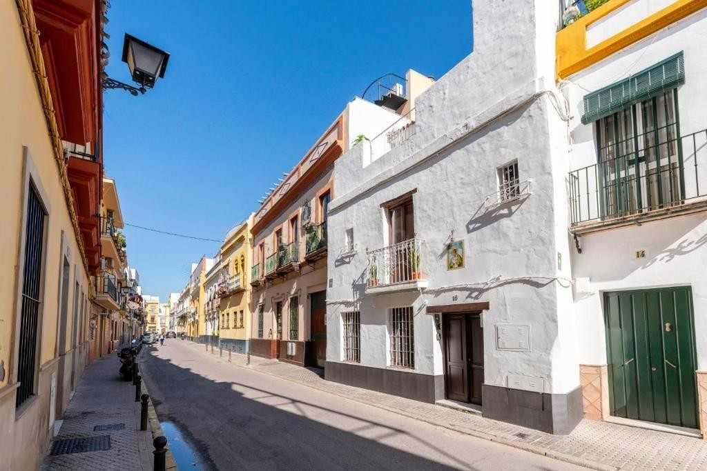 LOCAL COMERCIAL CON GRAN FACHADA Y MÚLTIPLES POSIBILIDADES EN EL BARRIO DE FERIA