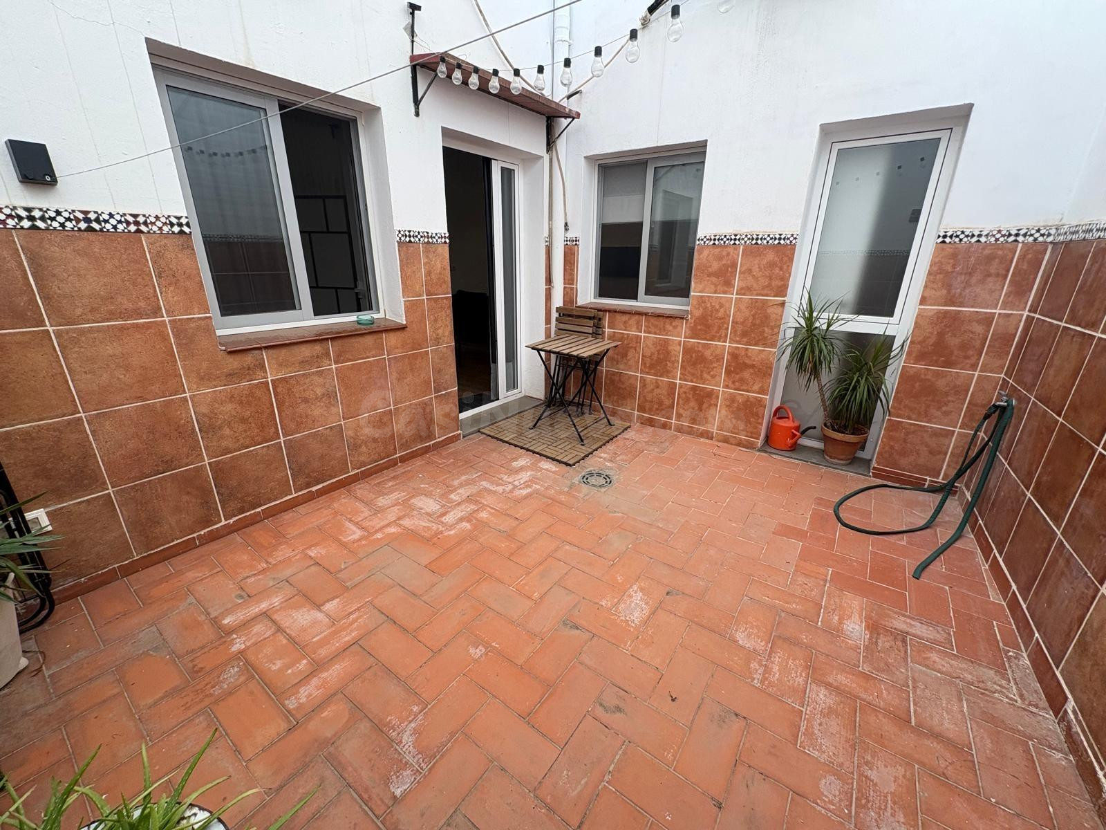 VIVE CON ENCANTO Y TRANQUILIDAD EN UN PISO REFORMADO CON PATIO PRIVATIVO