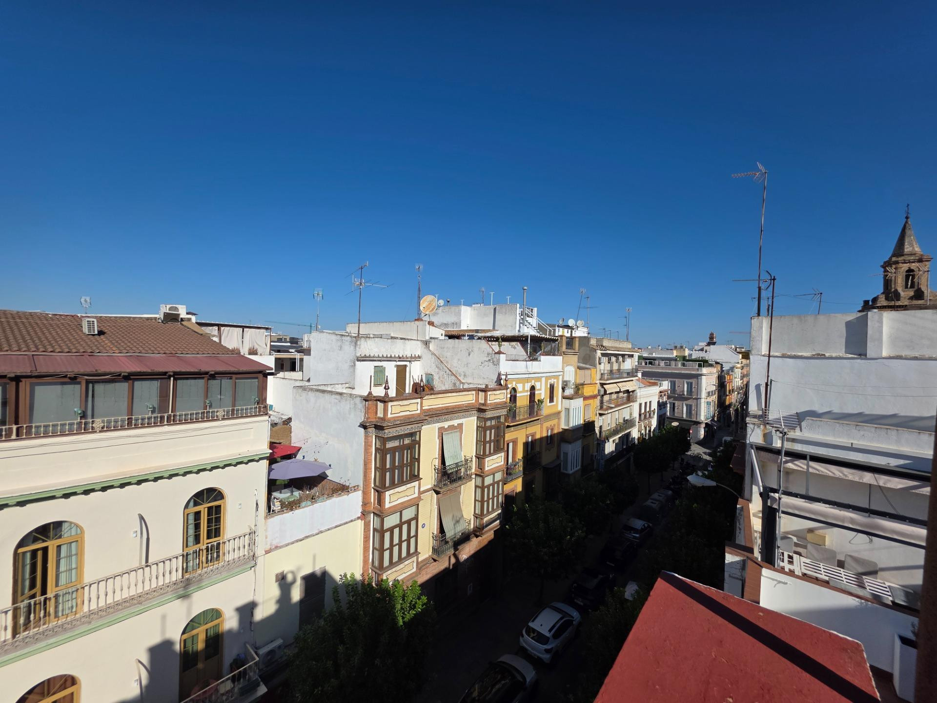 PISO DE 2 DORMITORIOS CON BALCONES A LA CALLE EN EL BARRIO DE FERIA