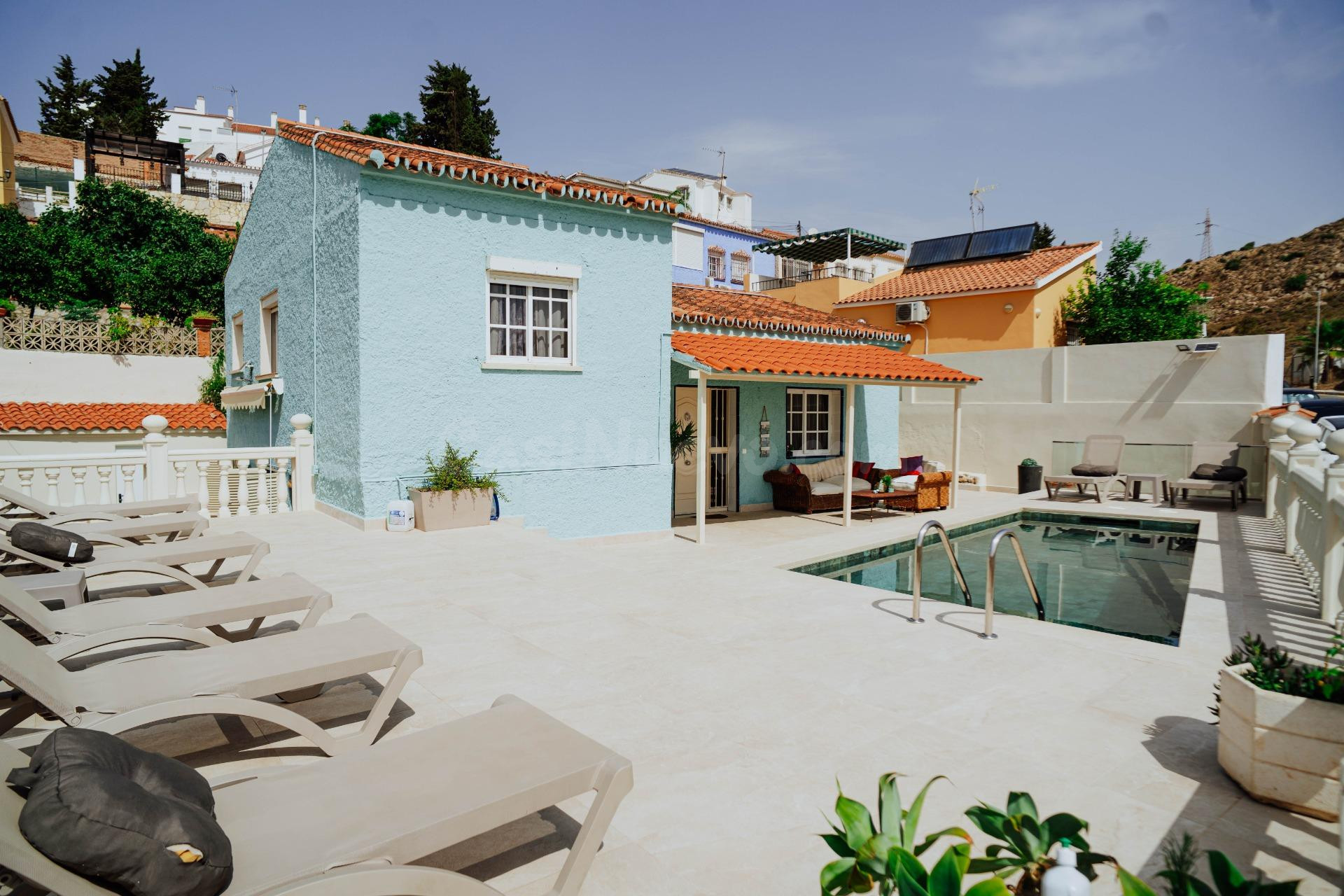 Amplio y luminoso chalet independiente con piscina, terrazas y apartamento con entrada propia