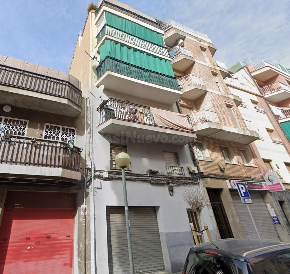 Inversión inmobiliaria en Badalona: piso con potencial - foto 2