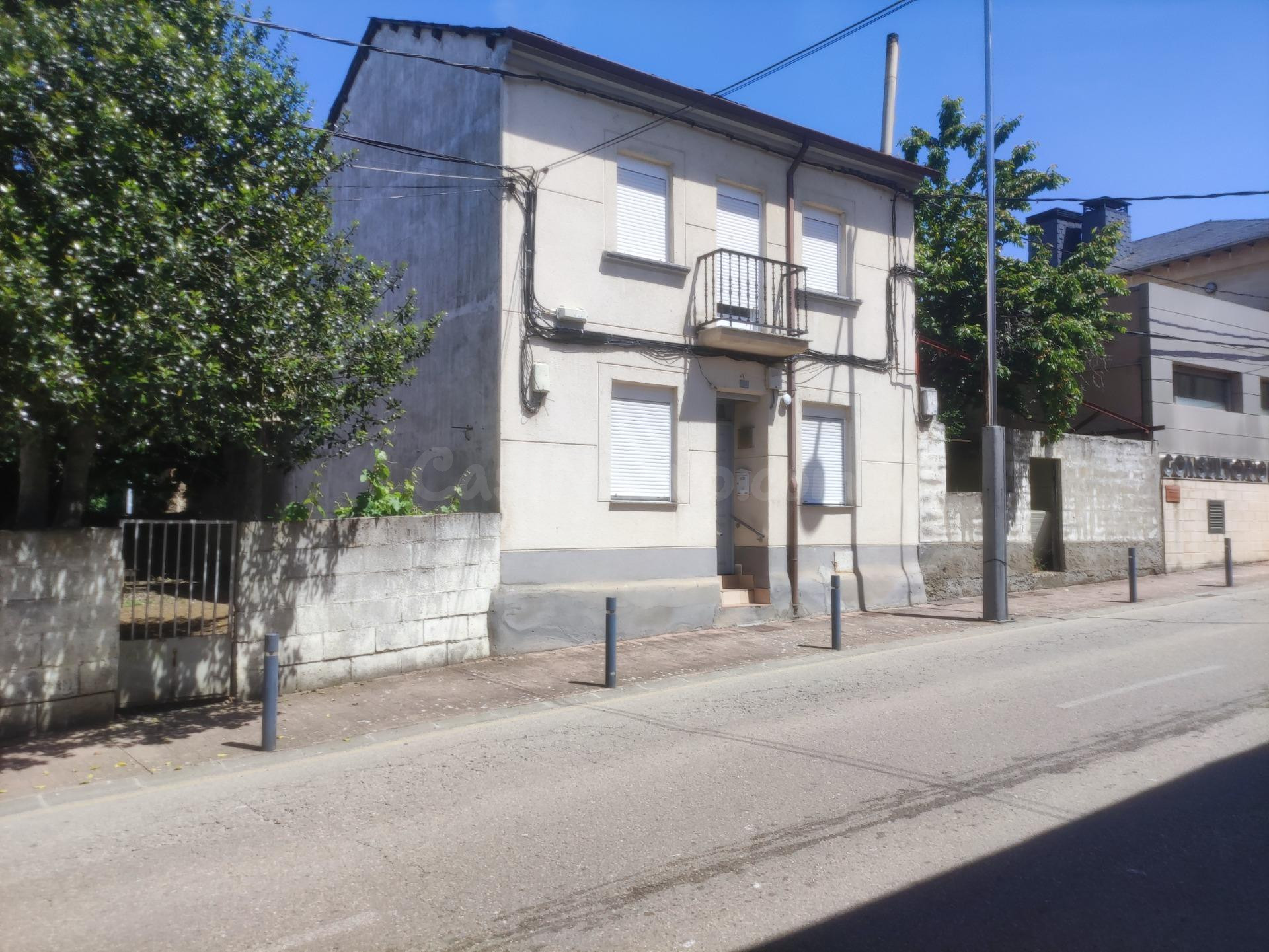 Amplia Casa en Cubillos del Sil a un Precio Imbatible de €99,000