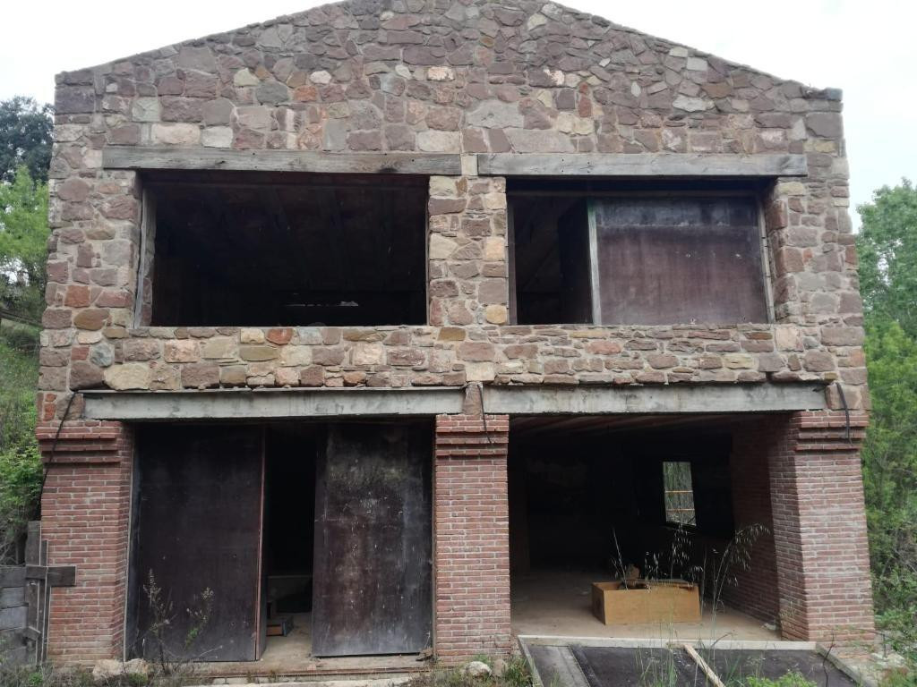 Obra parada en venta en Rellinars