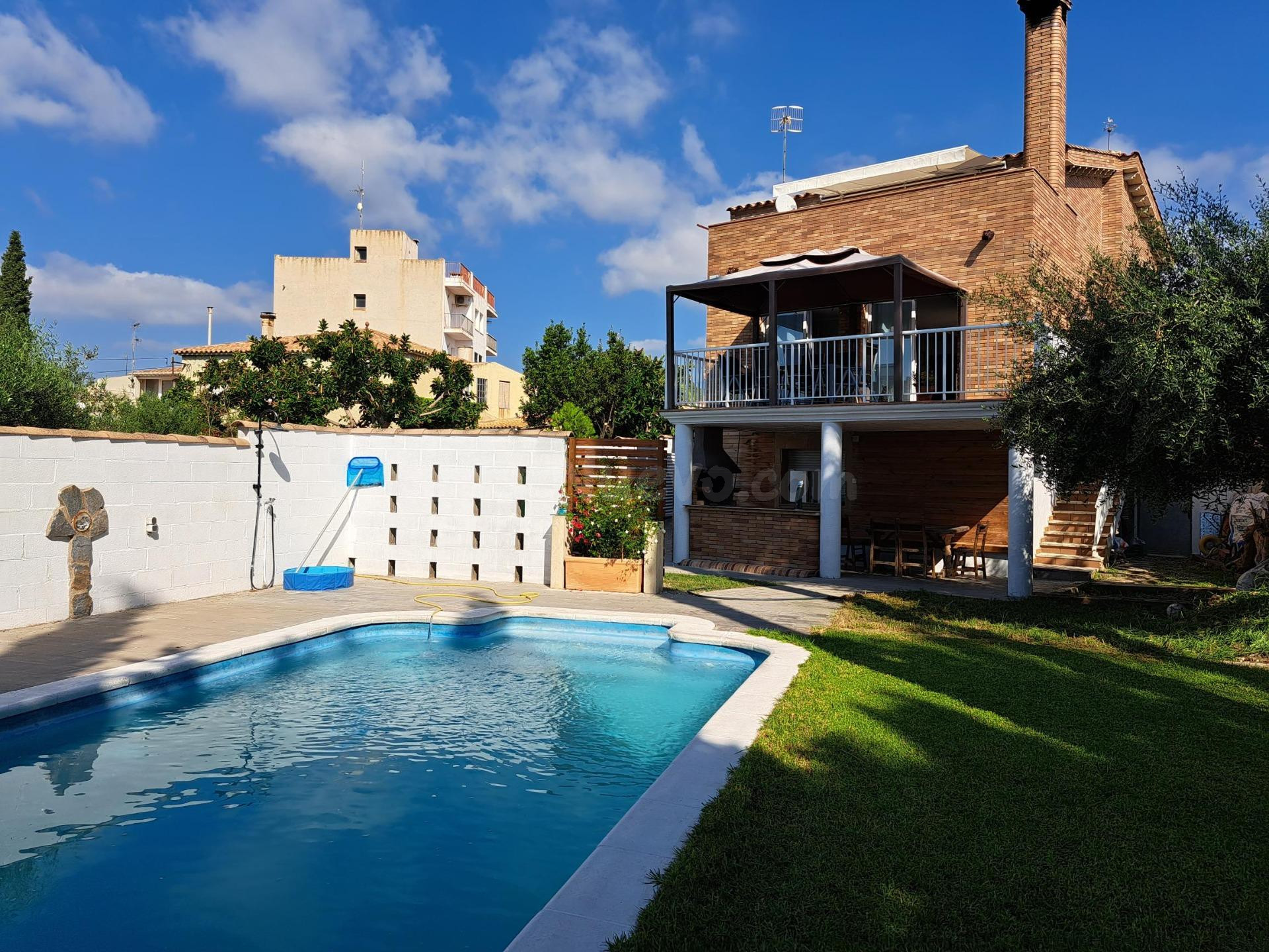 Casa independiente con local comercial en el centro de Roda de Berà