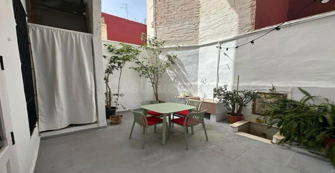 Vivienda con encanto y amplia terraza en el corazón de El Cabañal