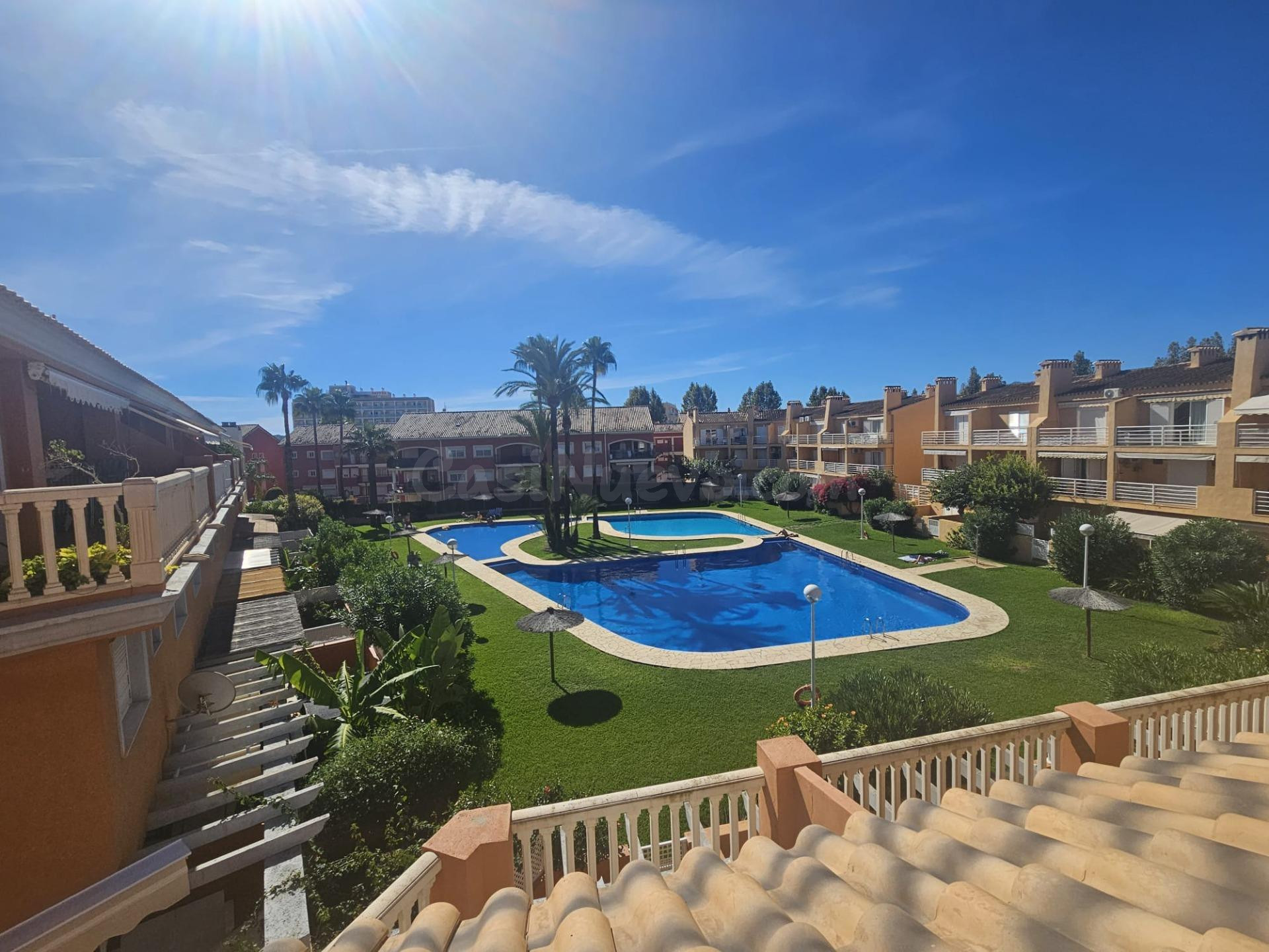 Dúplex con amplia terraza y piscina a 5 minutos del mar en Jávea