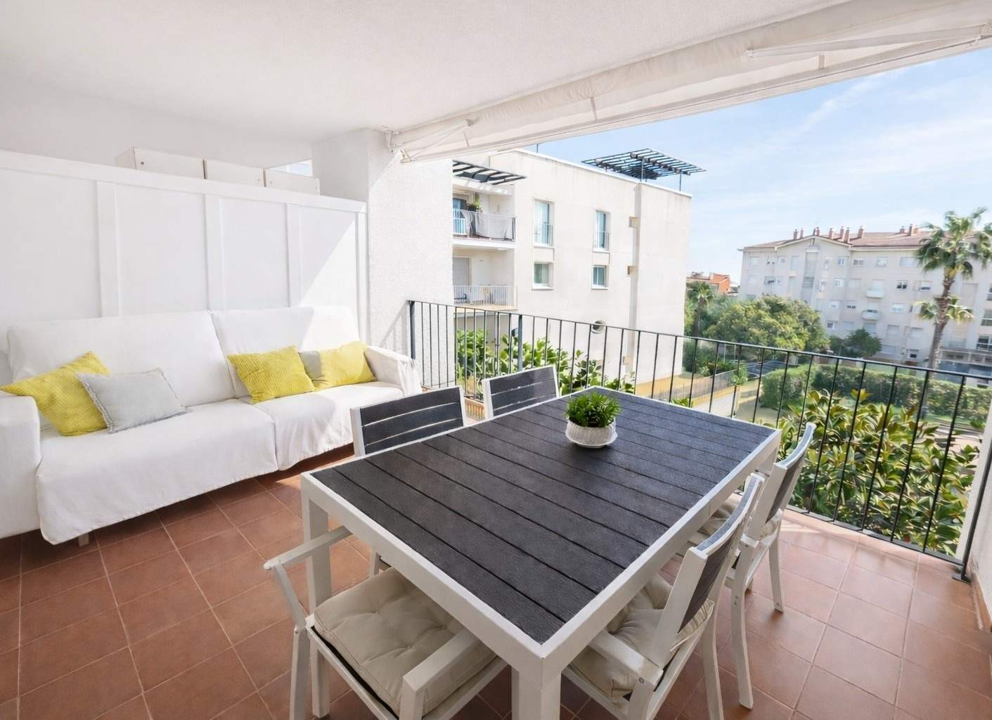 Piso con gran terraza, piscina y parking en Can Pei – Sitges  | Honorarios a cargo del propietario
