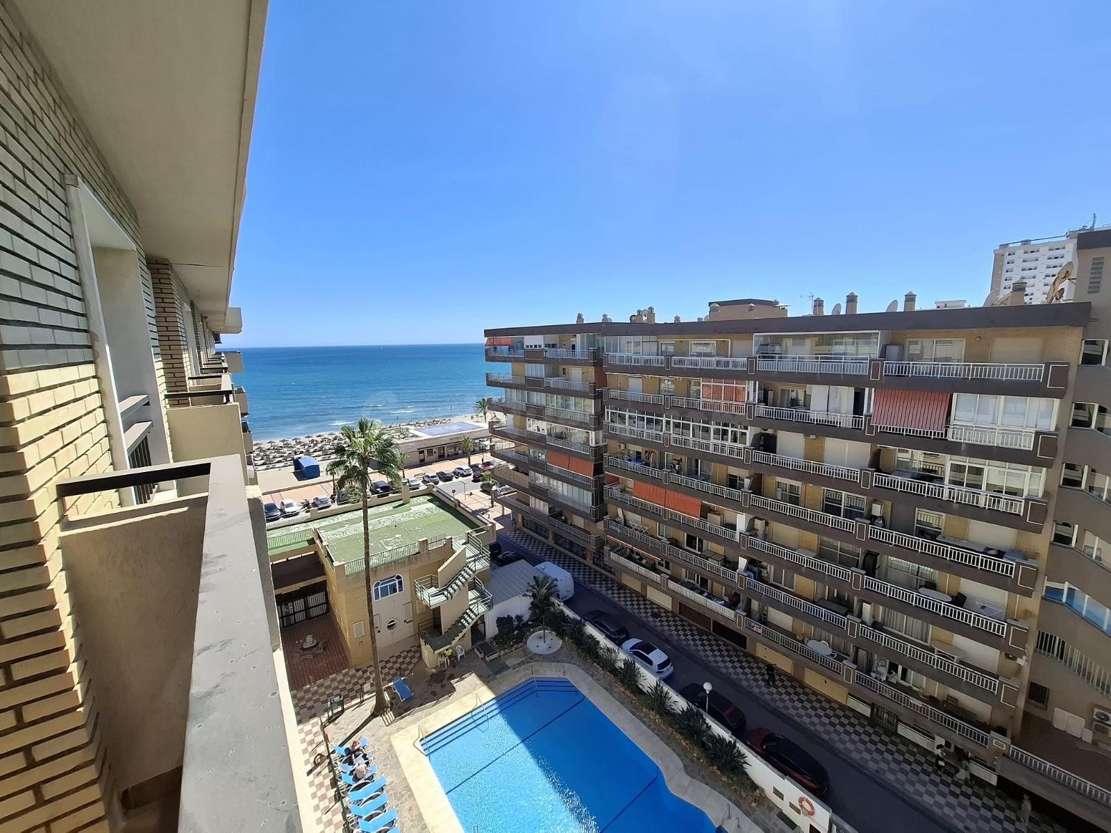 PISO TOTALMENTE REFORMADO EN PRIMERA LÍNEA DE PLAYA EN FUENGIROLA