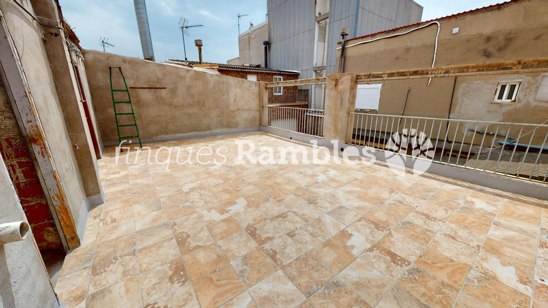 Casa con gran garaje, terraza reformada y múltiples espacios en Vilanova del Camí