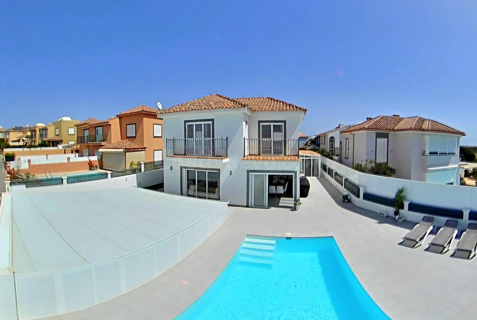 VILLA DE LUJO RECIÉN RENOVADA A POCOS PASOS DEL CENTRO DE MELONERAS. PISCINA PRIVADA CLIMATIZADA. GARAJE TRIPLE. UBICACIÓN PRIVILEGADA FRENTE A VILLA DEL CONDE.