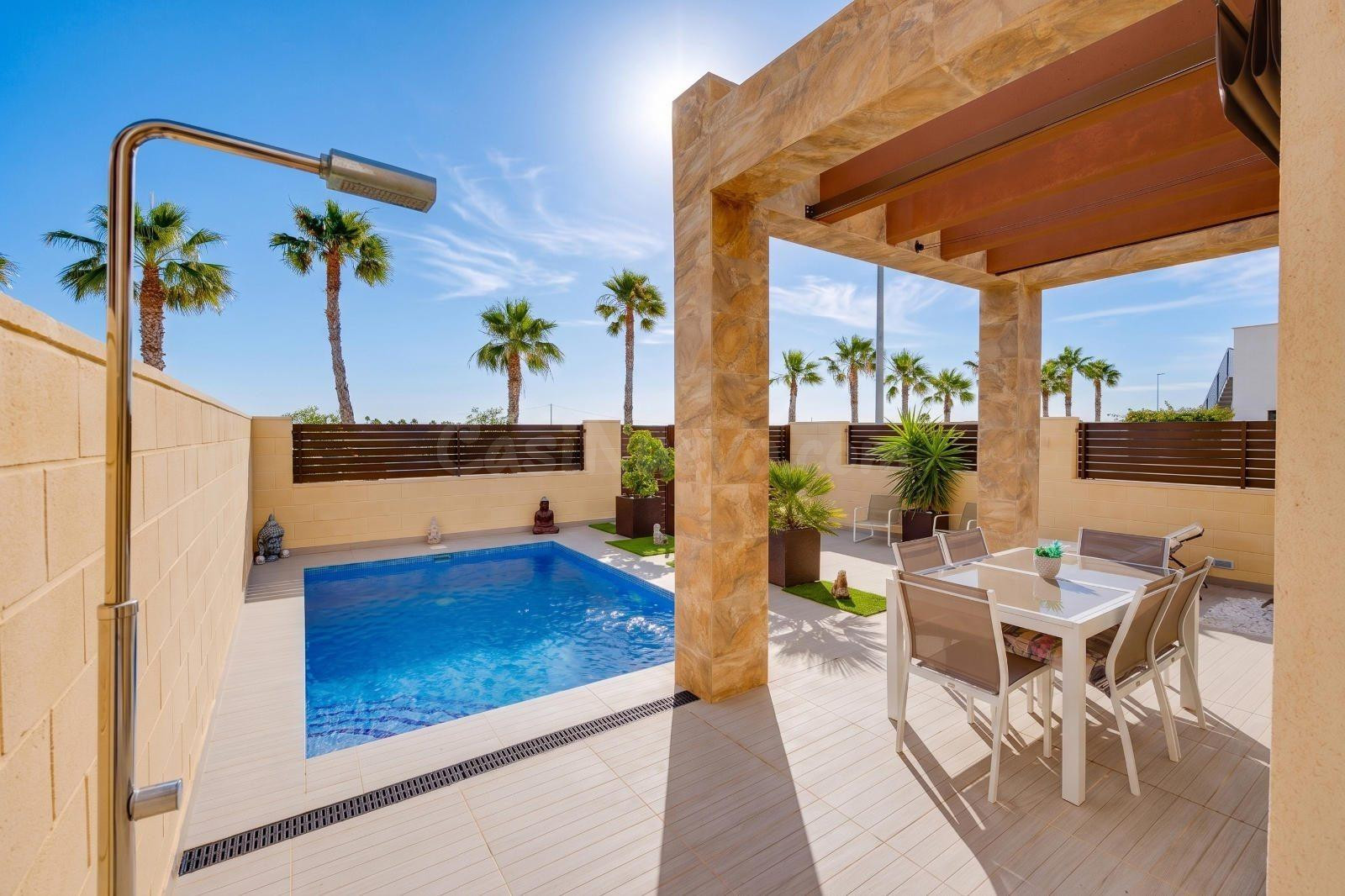 PRECIOSA CASA CON PISCINA PRIVADA Y SOLÁRIUM EN UN LUGAR ÚNICO