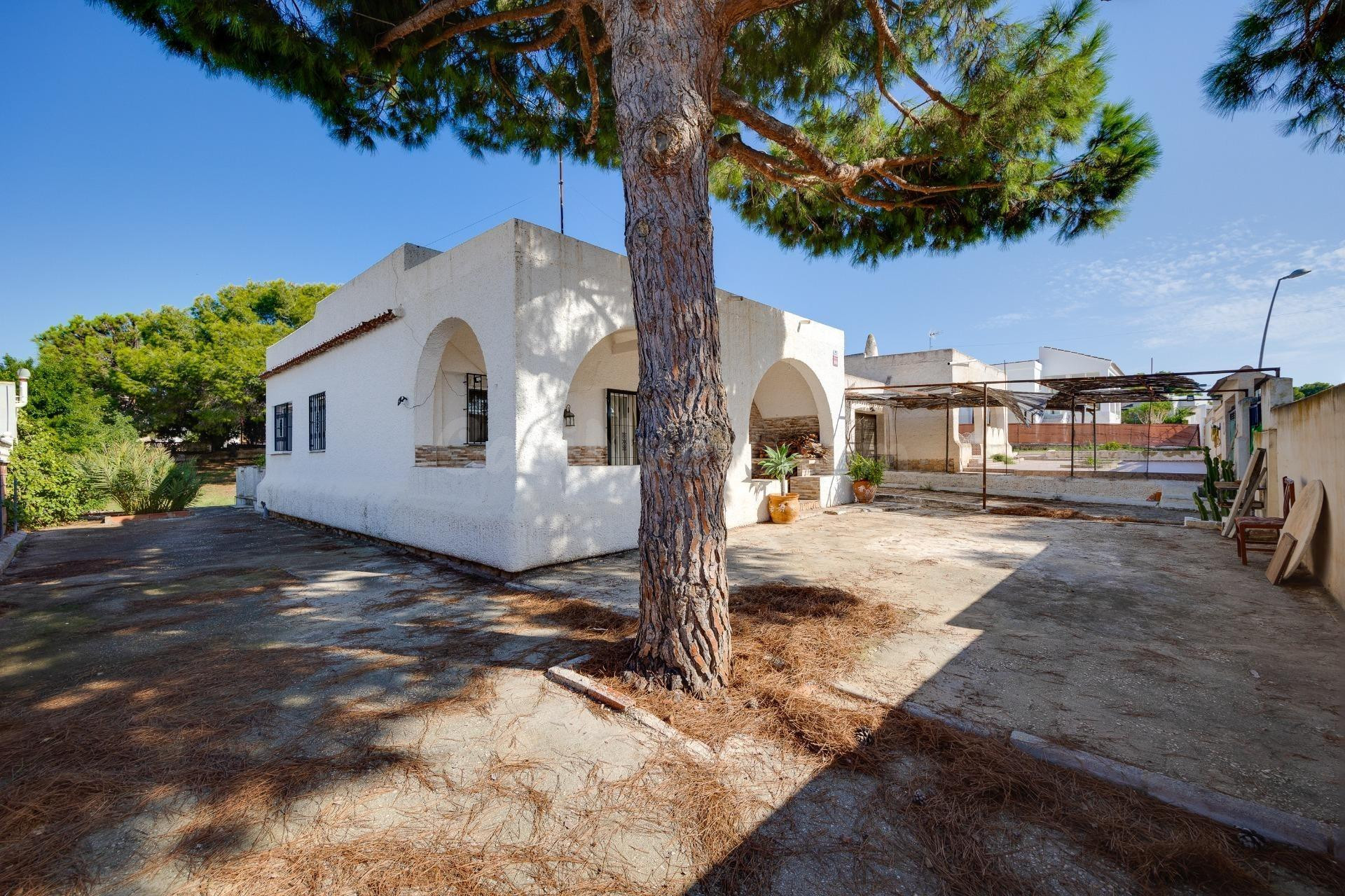 CHALET SEMIADOSADO EN LOS BALCONES CON GRAN PARCELA Y MUCHO POTENCIAL