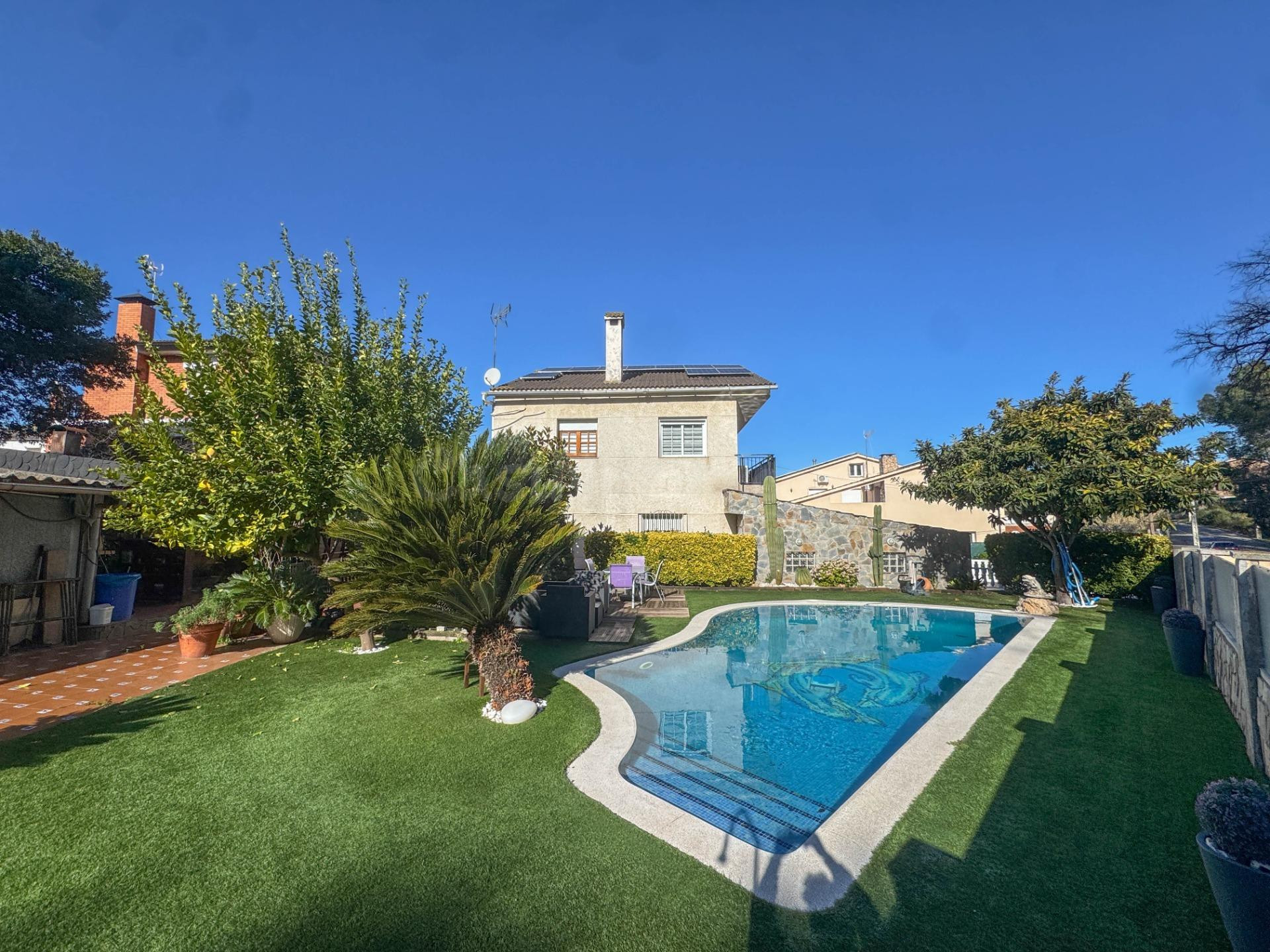 Espectacular casa y jardi com piscina. Con distribucion ideal para dos familas