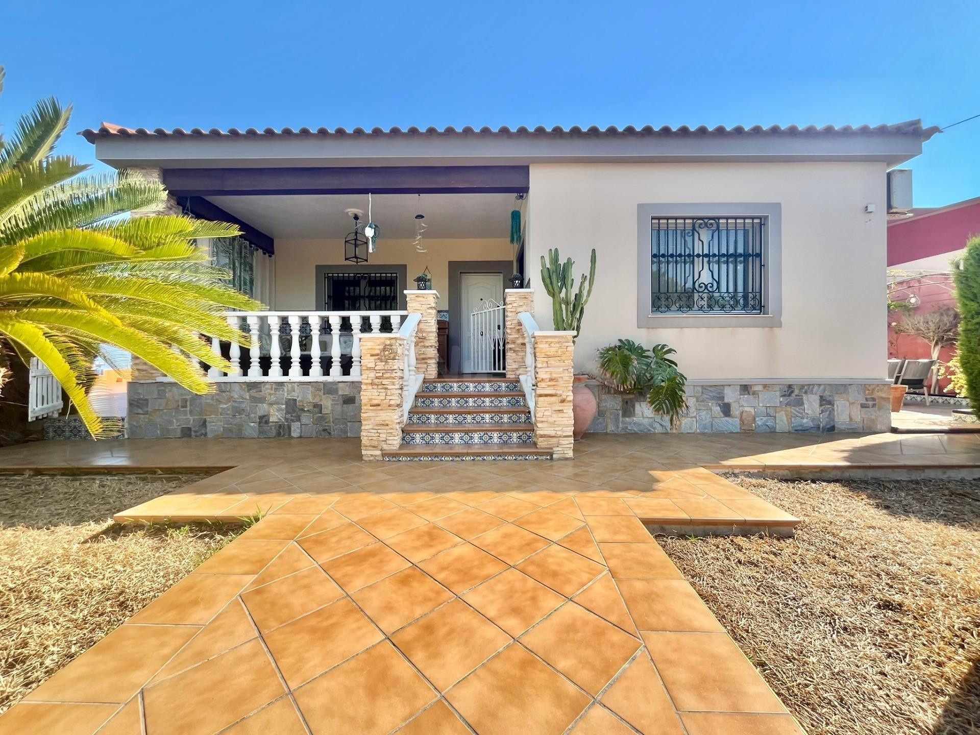 VILLA EN URB. LOS BALCONES - TORREVIEJA