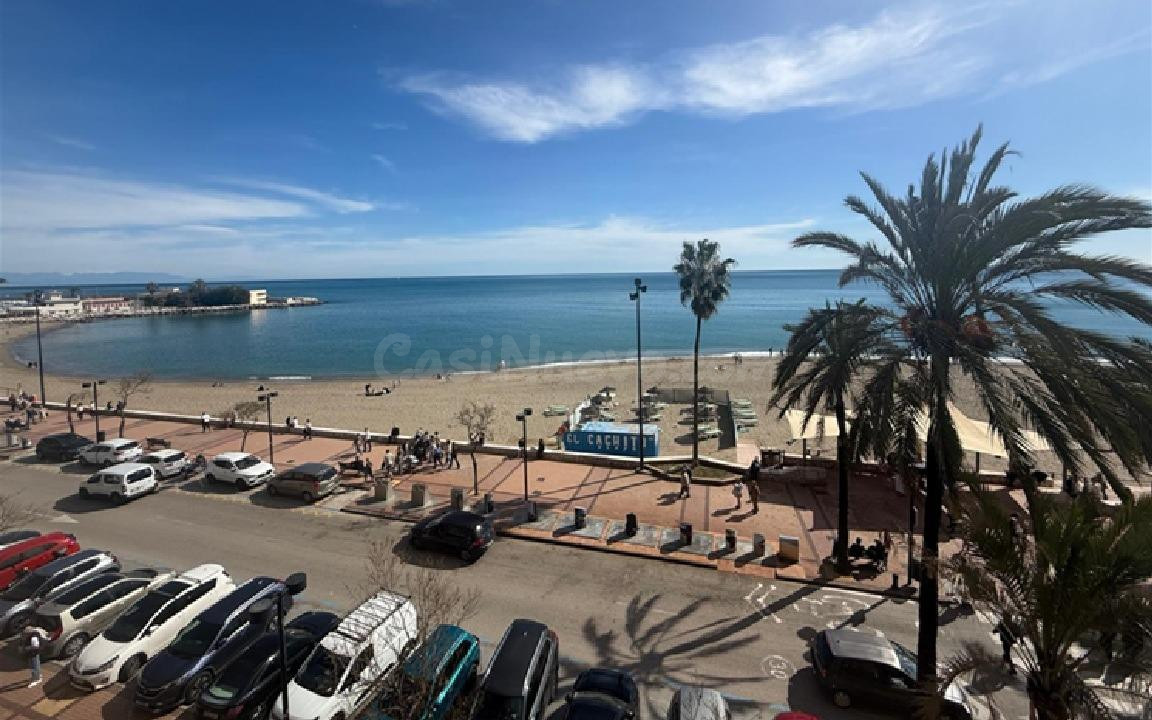 se vende apartamento 1 linea de playa en el centro de fuengirola
