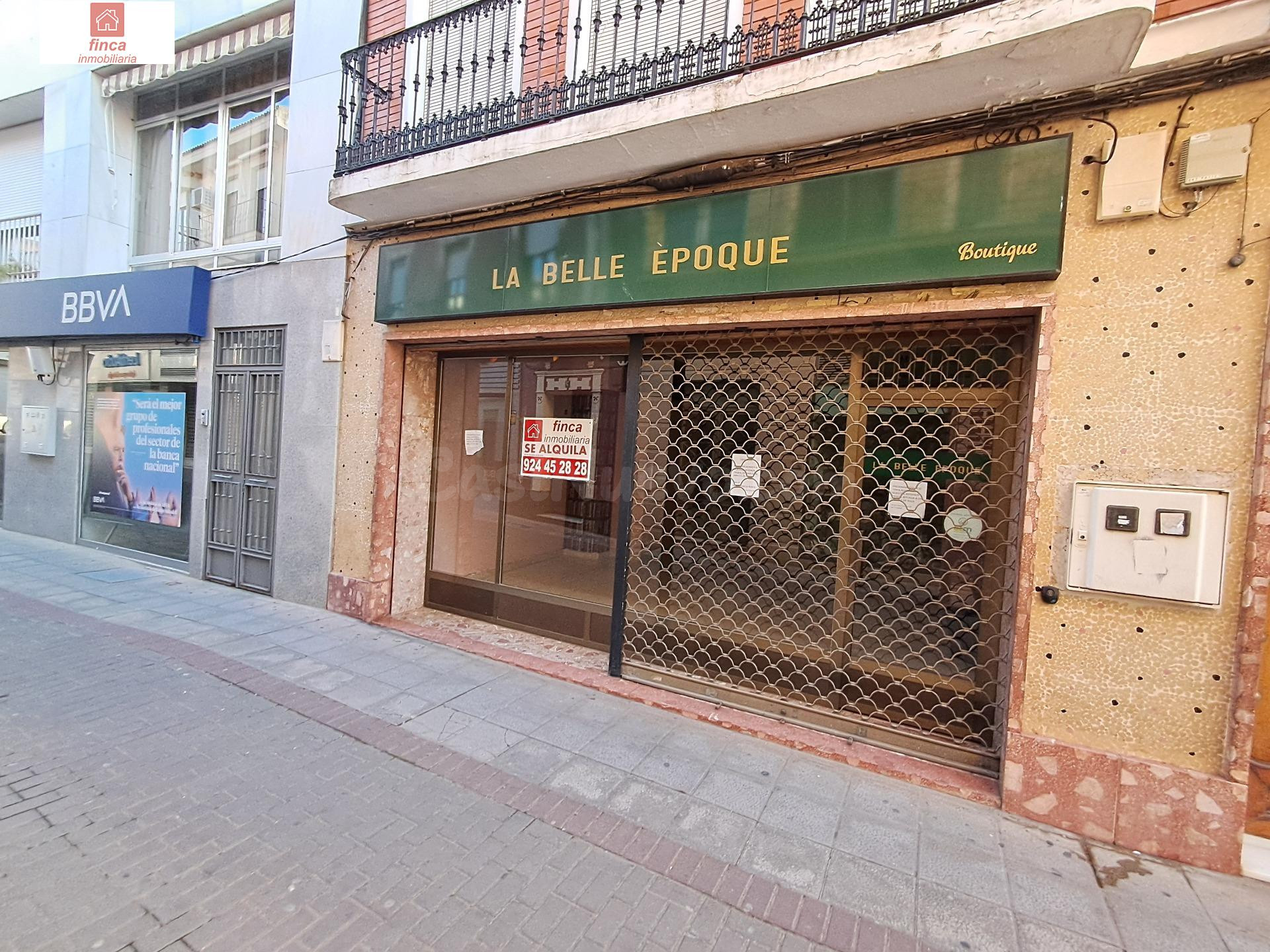MONTIJO, LOCAL COMERCIAL EN EL CENTRO CON SOTANO Y REJA DE S