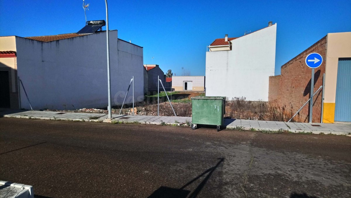 MONTIJO, SOLAR URBANO, CON ACOMETIDAS DE LUZ Y AGUA, ZONA RE