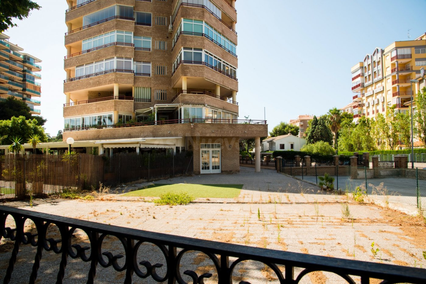 Oportunidad de local comercial en Benicasim con terraza y zona de aparcamiento con vado