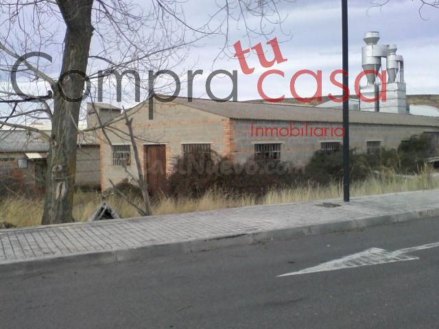 VENTA SUELO INDUSTRIAL CON NAVES.-.