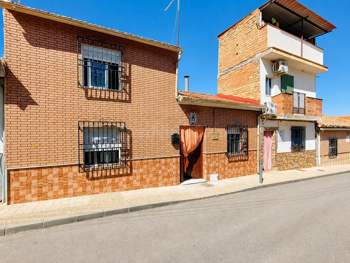 UNA CASA PARA VIVIRLA, NO PARA QUEDARSE SIN ESPACIO EN LACHAR