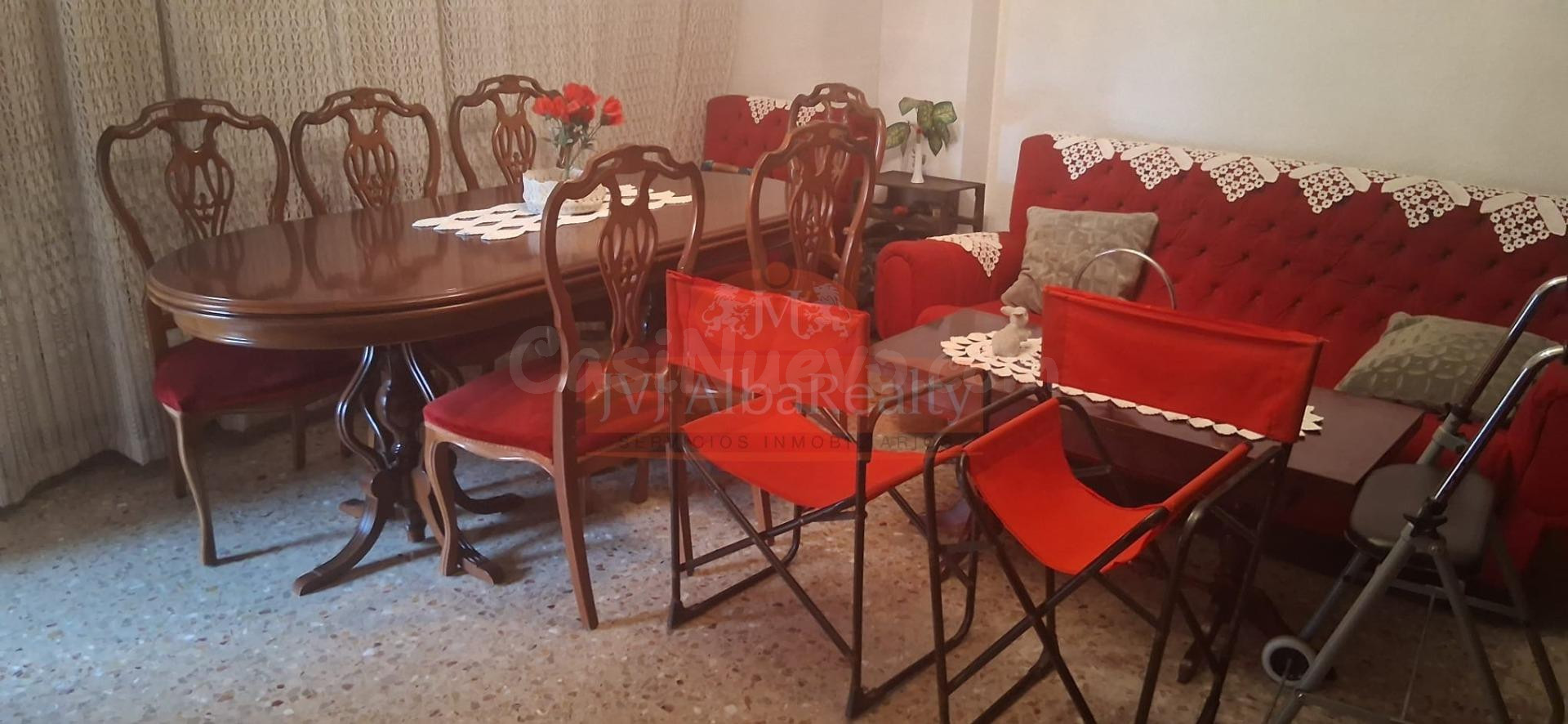 EN VENTA VIVIENDA PARA REFORMAR EN ZONA ENSANCHE CON GARAJE Y PISCINA COMUNITARIA