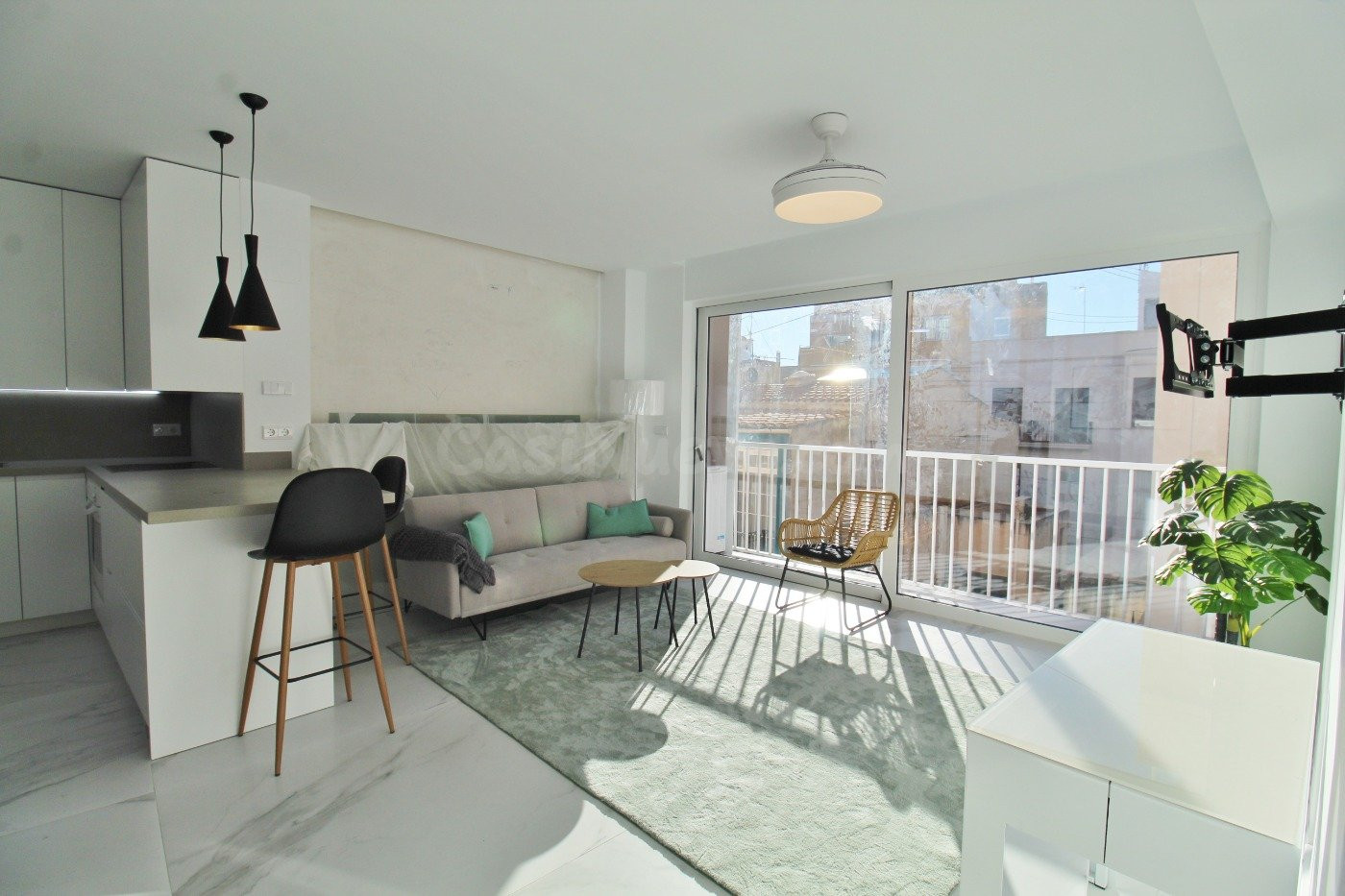 Ailquiler maximo 11 meses, reformado en esquina con dos balcones en el Centro de Alicante – Disponible