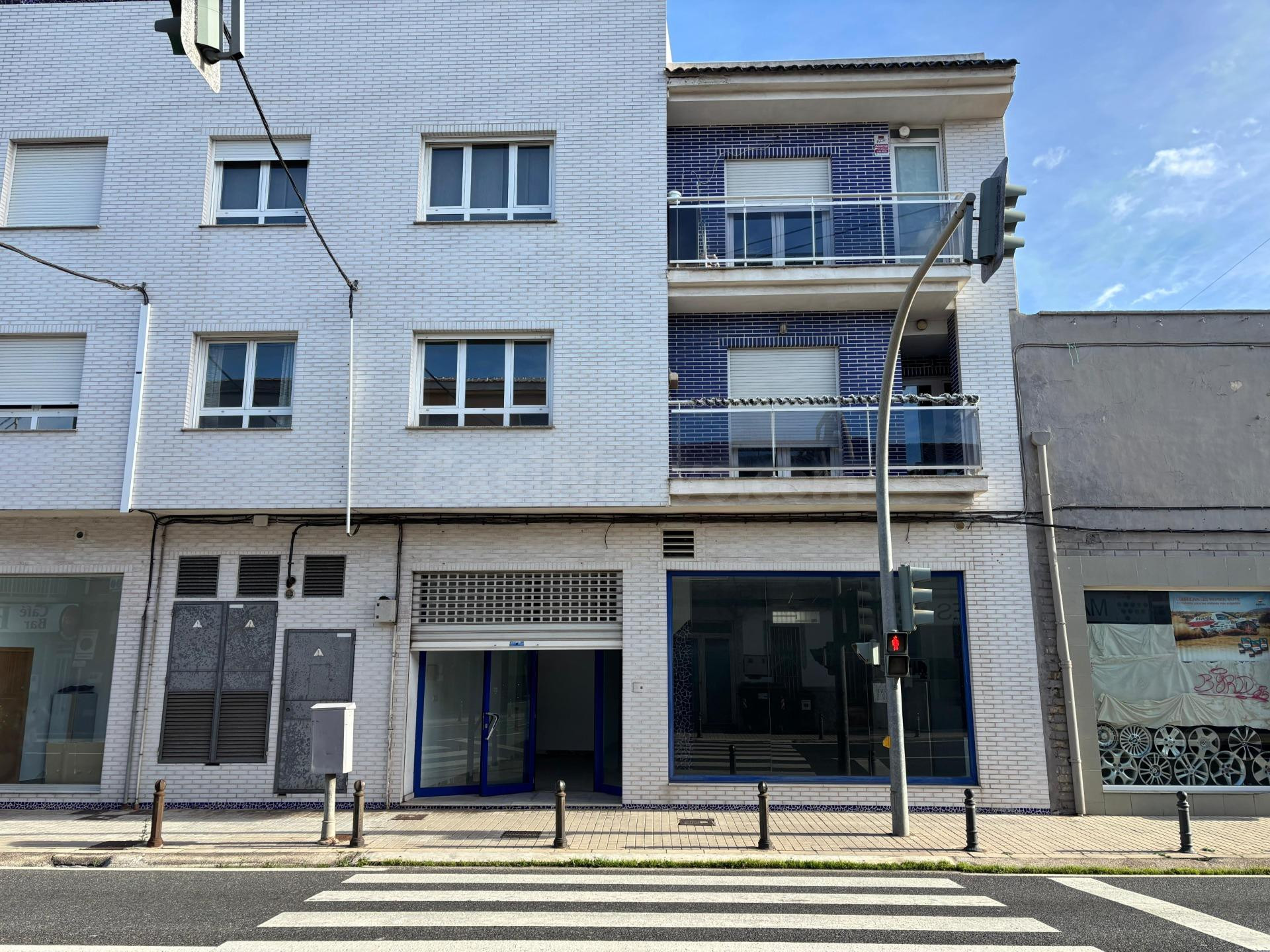 Local comercial a estrenar con gran fachada y máxima visibilidad en Palmera