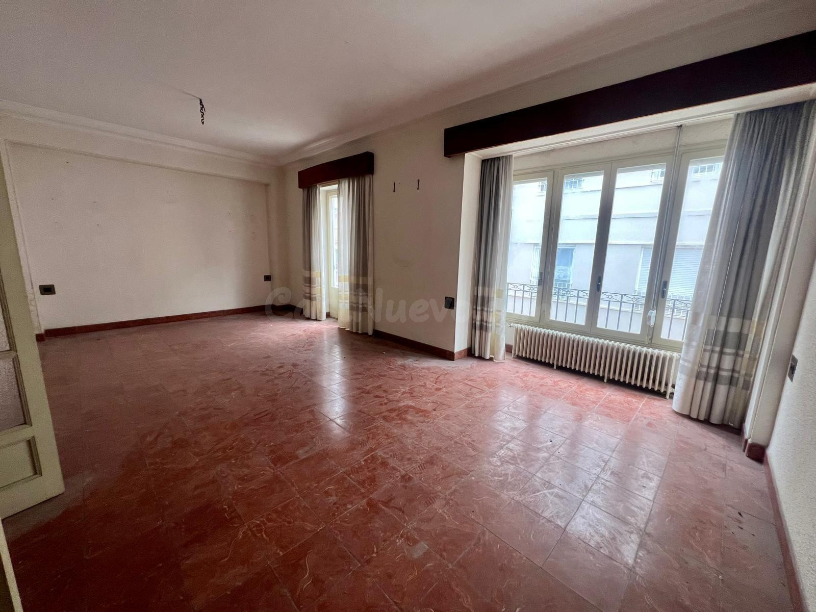 Piso señorial de 231 m2 en pleno centro de Elche con terraza. Una oportunidad única para crear una vivienda exclusiva.