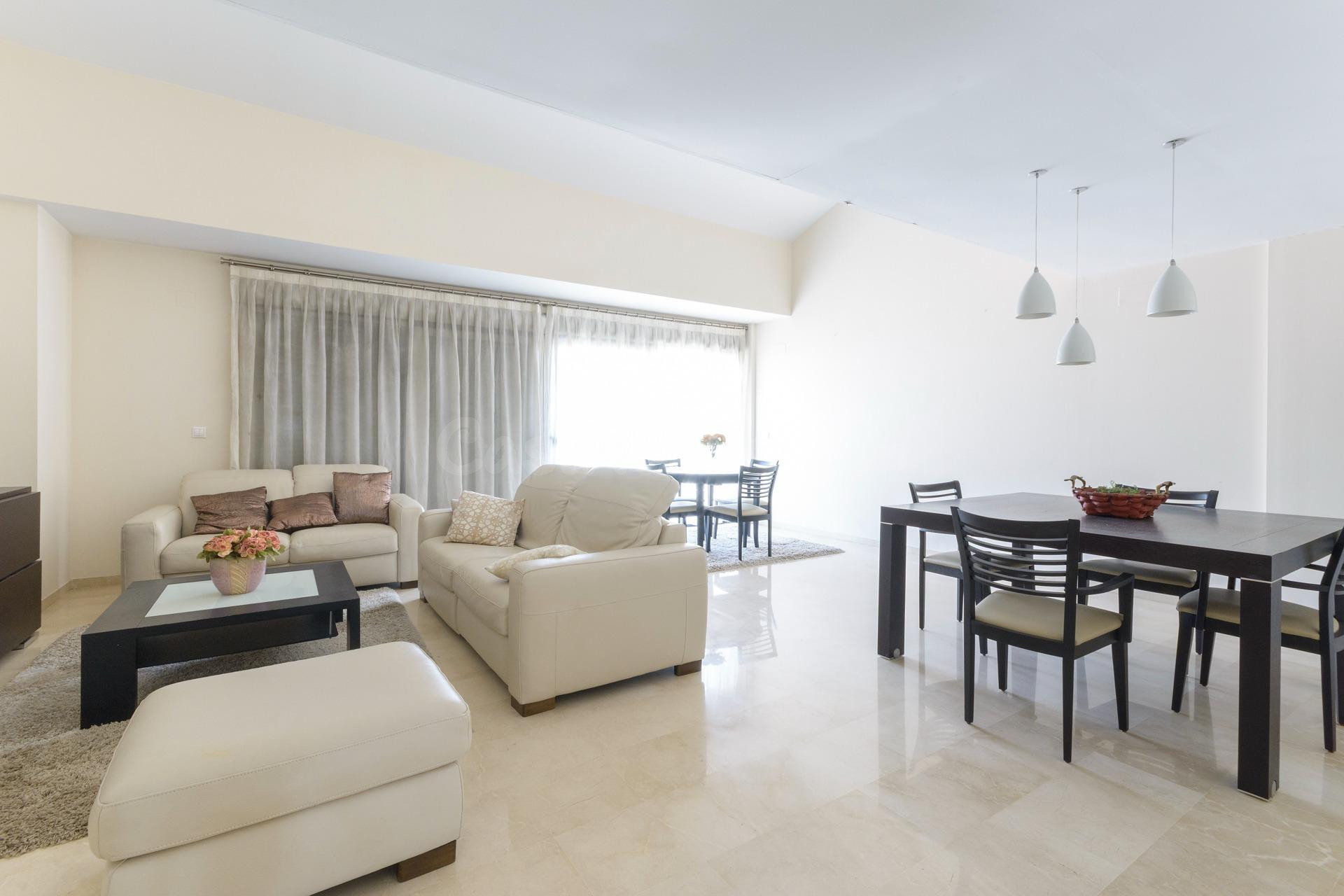Espectacular Ático Dúplex de 4 habitaciones con Terraza, Parking y Trastero en el Centro de Gandia