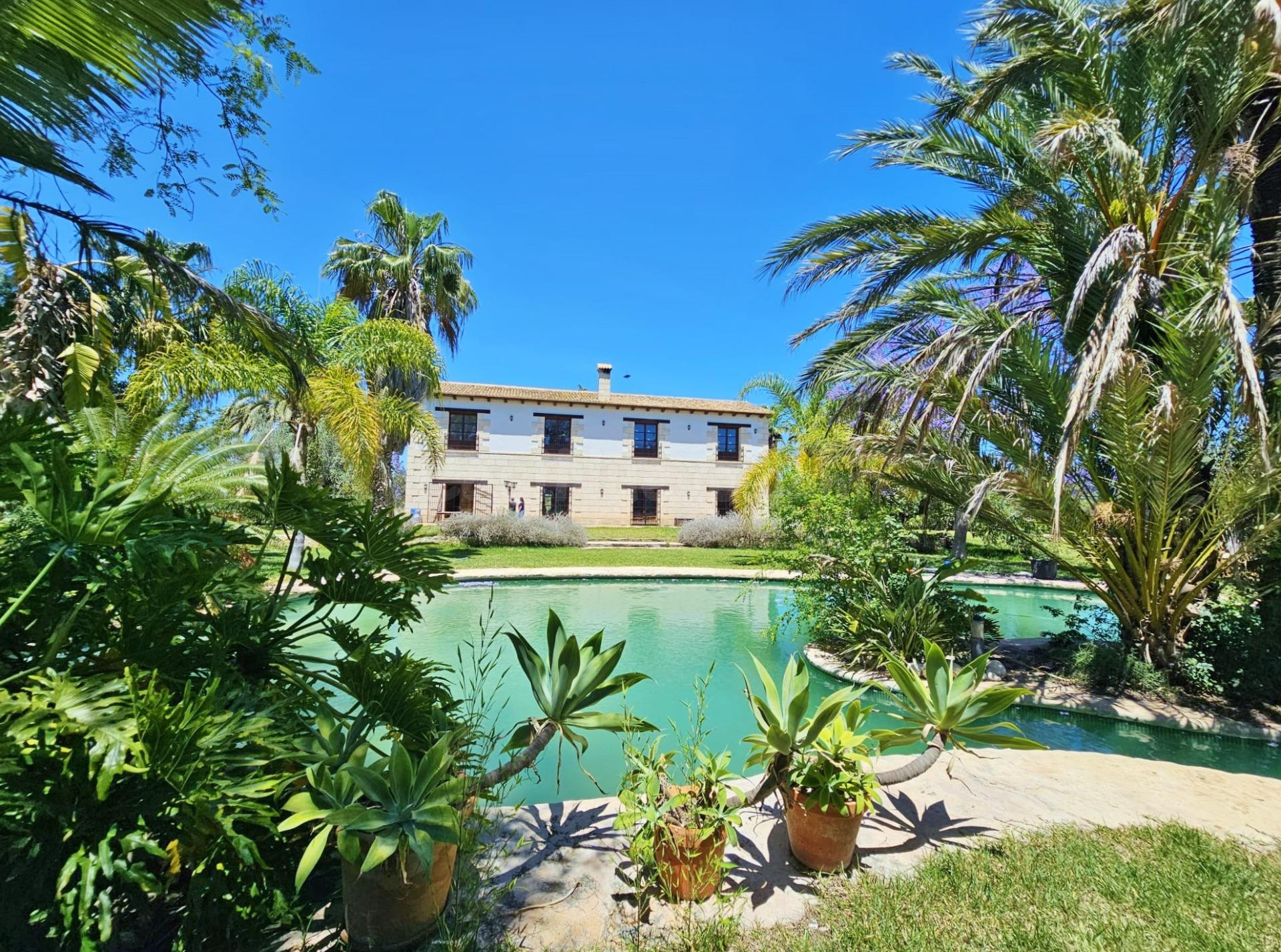 Exclusivo chalet independiente en Valverde con amplia parcela y privacidad