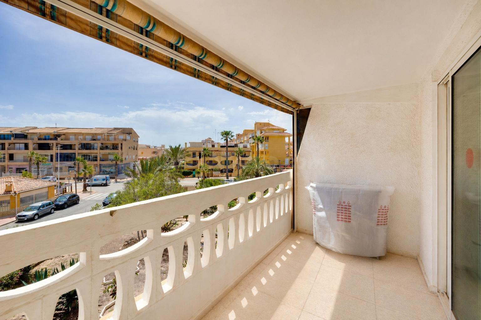APARTAMENTO DE 1 DORMITORIO CON VISTAS LATERALES AL MAR EN LA MATA, TORREVIEJA