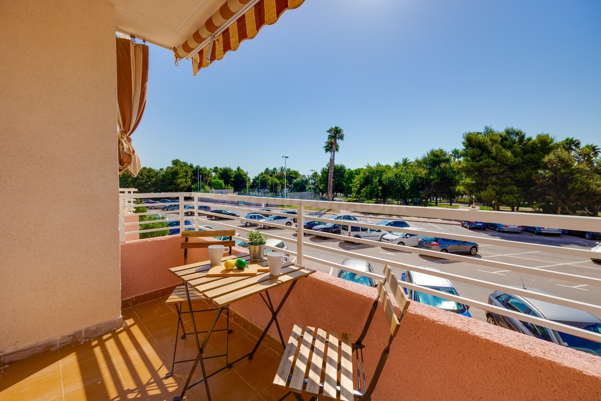 PISO DE 2 DORMITORIOS EN TORREVIEJA CON VISTAS DESPEJADAS, PISCINA Y PARKING COMUNITARIOS