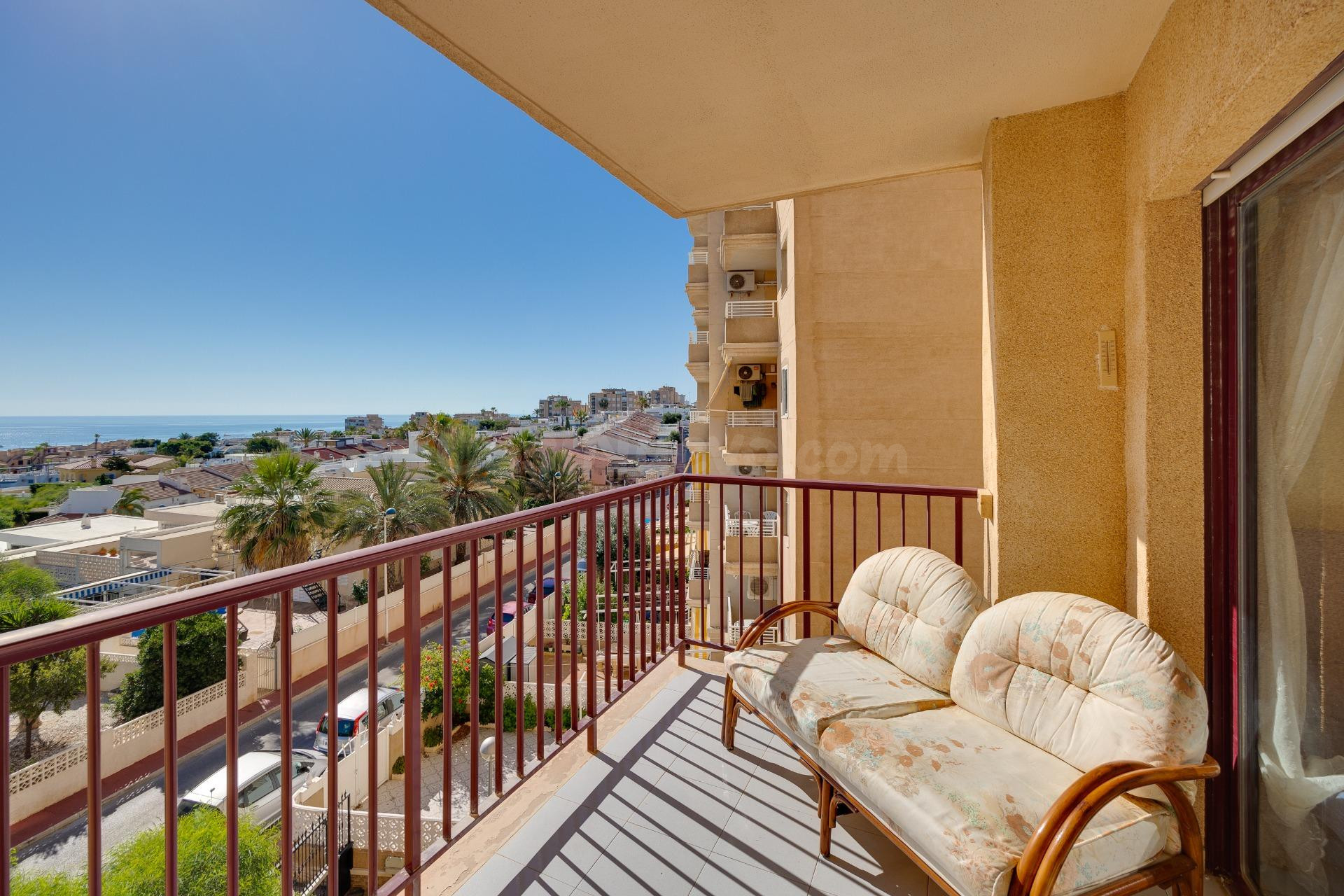 Apartamento de 2 dormitorios con vistas frontales al mar en Cabo Cervera