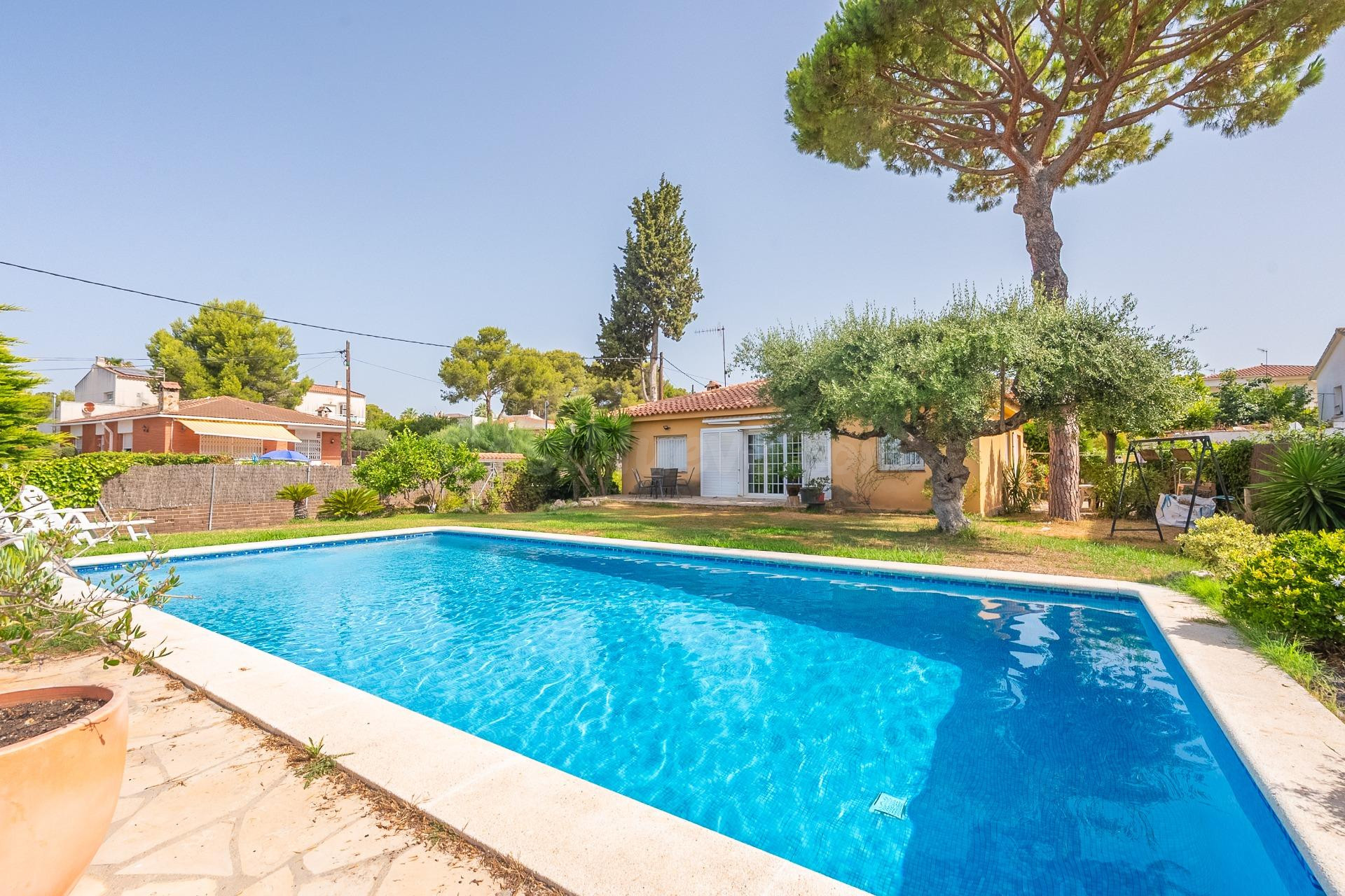 Casa de una sola planta de tres 4 habitaciones con piscina y gran parcela