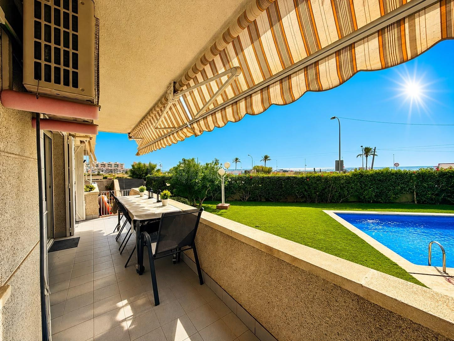 Encantadora Planta Baja en Cunit con Vistas al Mar y Acceso Directo a la Piscina