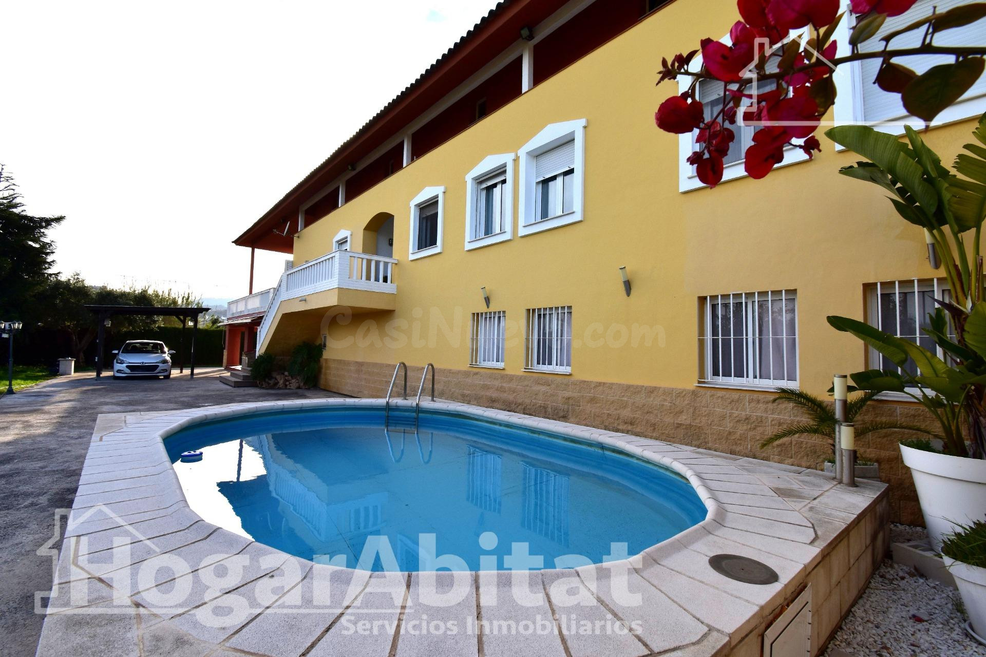 ¡CHALET DE LUJO! AMPLIO Y SOFISTICADO CON PISCINA Y GARAJE, EN SUELO RÚSTICO