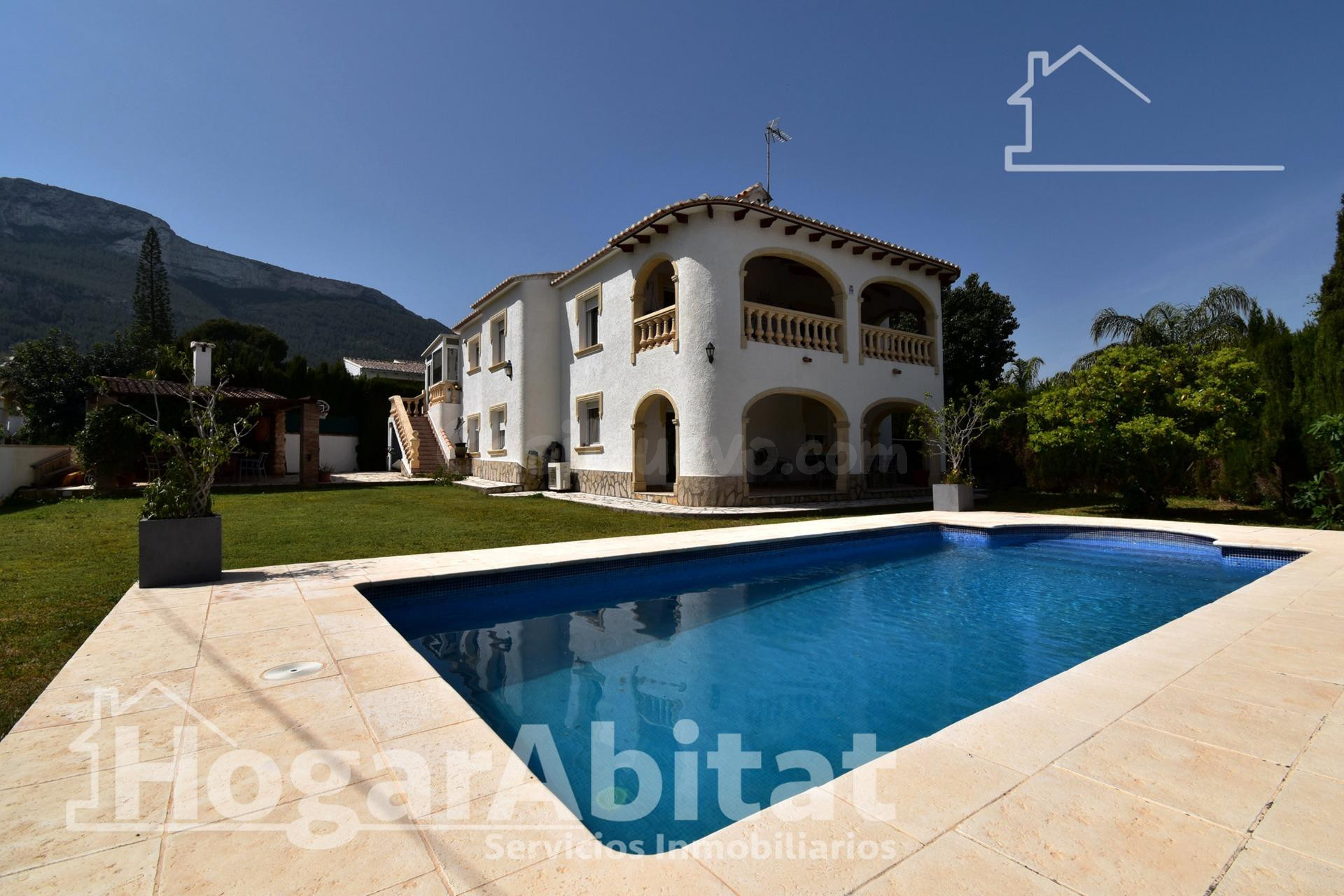EXCLUSIVA VILLA MEDITERRÁNEA CON AMPLIO JARDÍN, GARAJE, PISCINA Y VISTAS A MONTGÓ